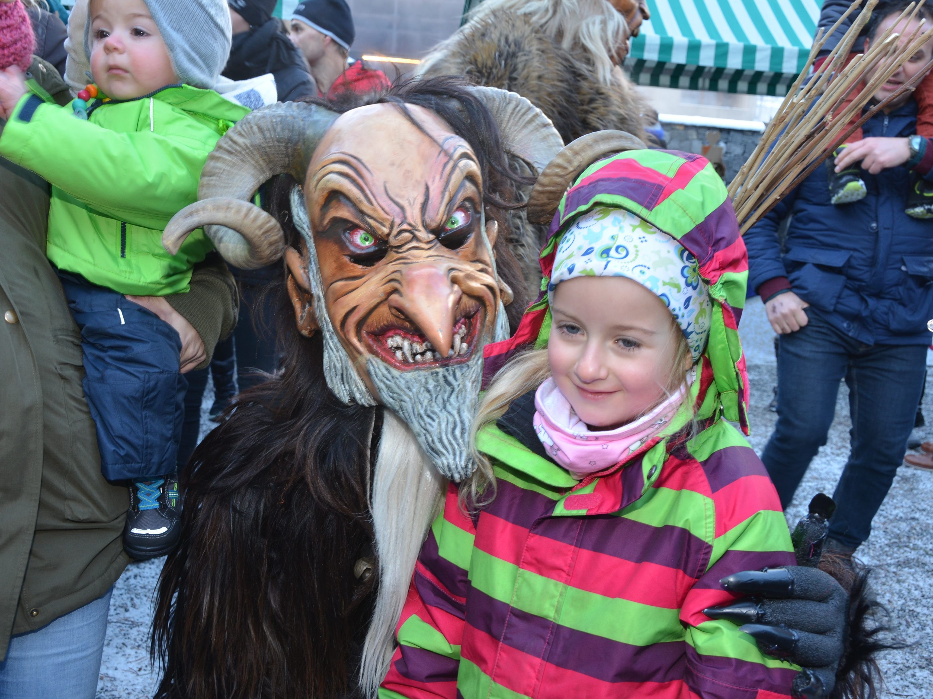 Der Besuch des Krampus bei Krampusshow oder bei den Weihnachtsmärkten sind im Familienkalender angekündigt