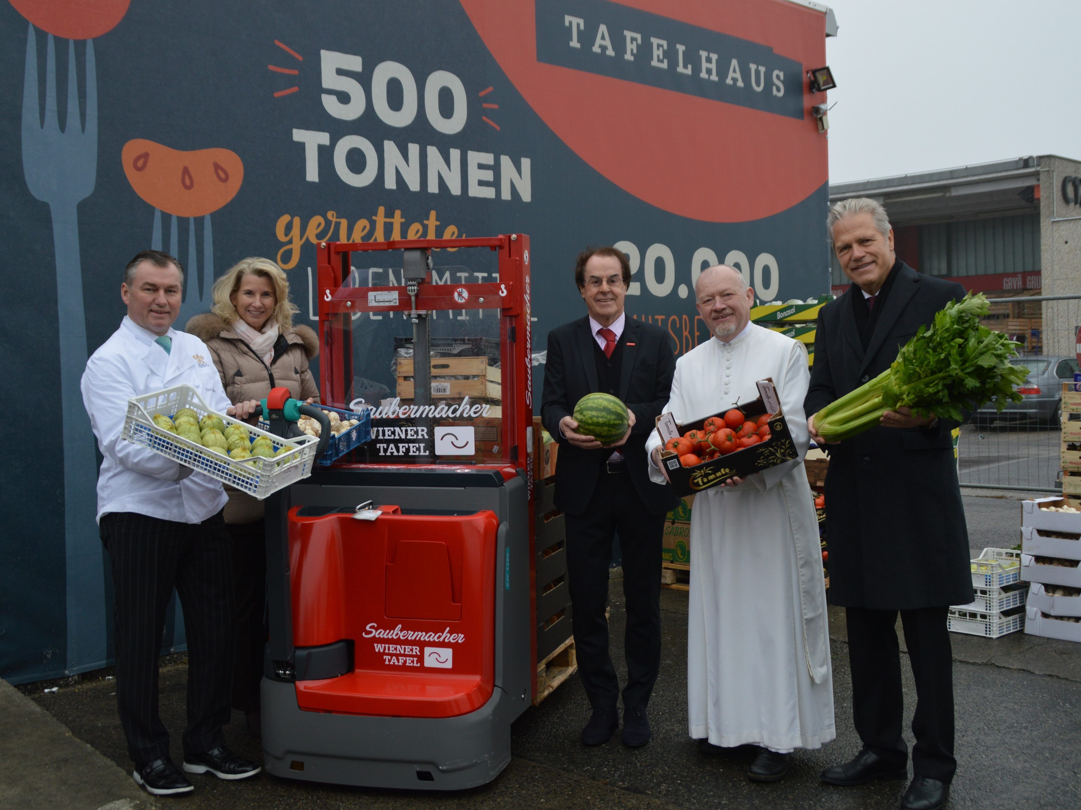 Bei der Gabelstapler-Übergabe vor dem TafelHaus. Bei der Gabelstapler-Übergabe vor dem TafelHaus.