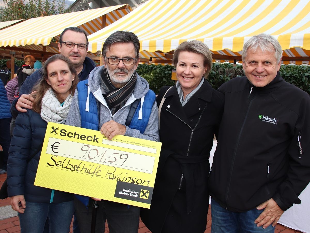 Ulli und Jürgen Bergmoser, Helmut Schatz, Petra Hassler und Marktleiter Michael Fröwis.