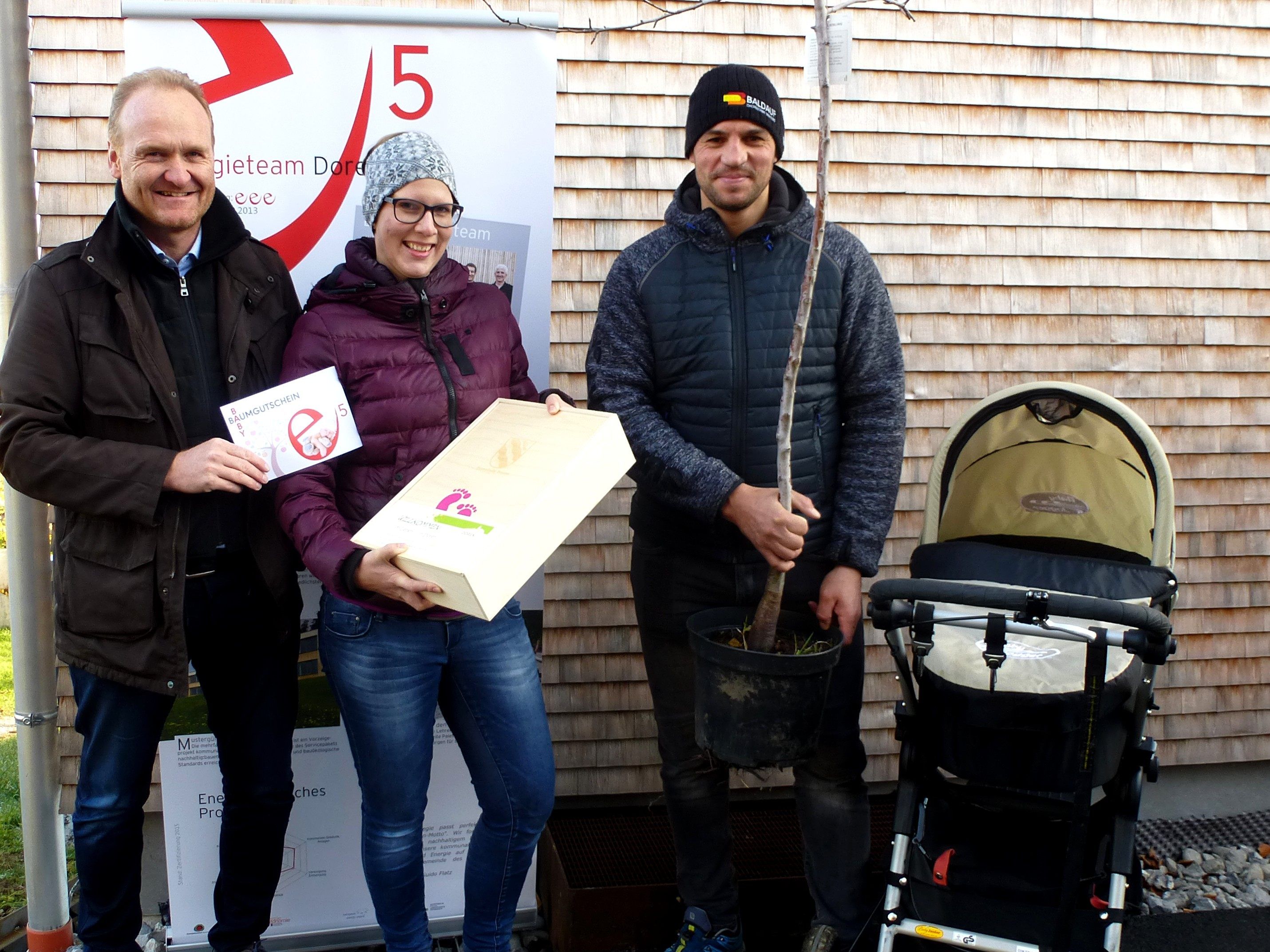 Übergabe des ersten Baby-Obstbaumes an die Familie Sinz in Doren. Übergabe des ersten Baby-Obstbaumes an die Familie Sinz in Doren.