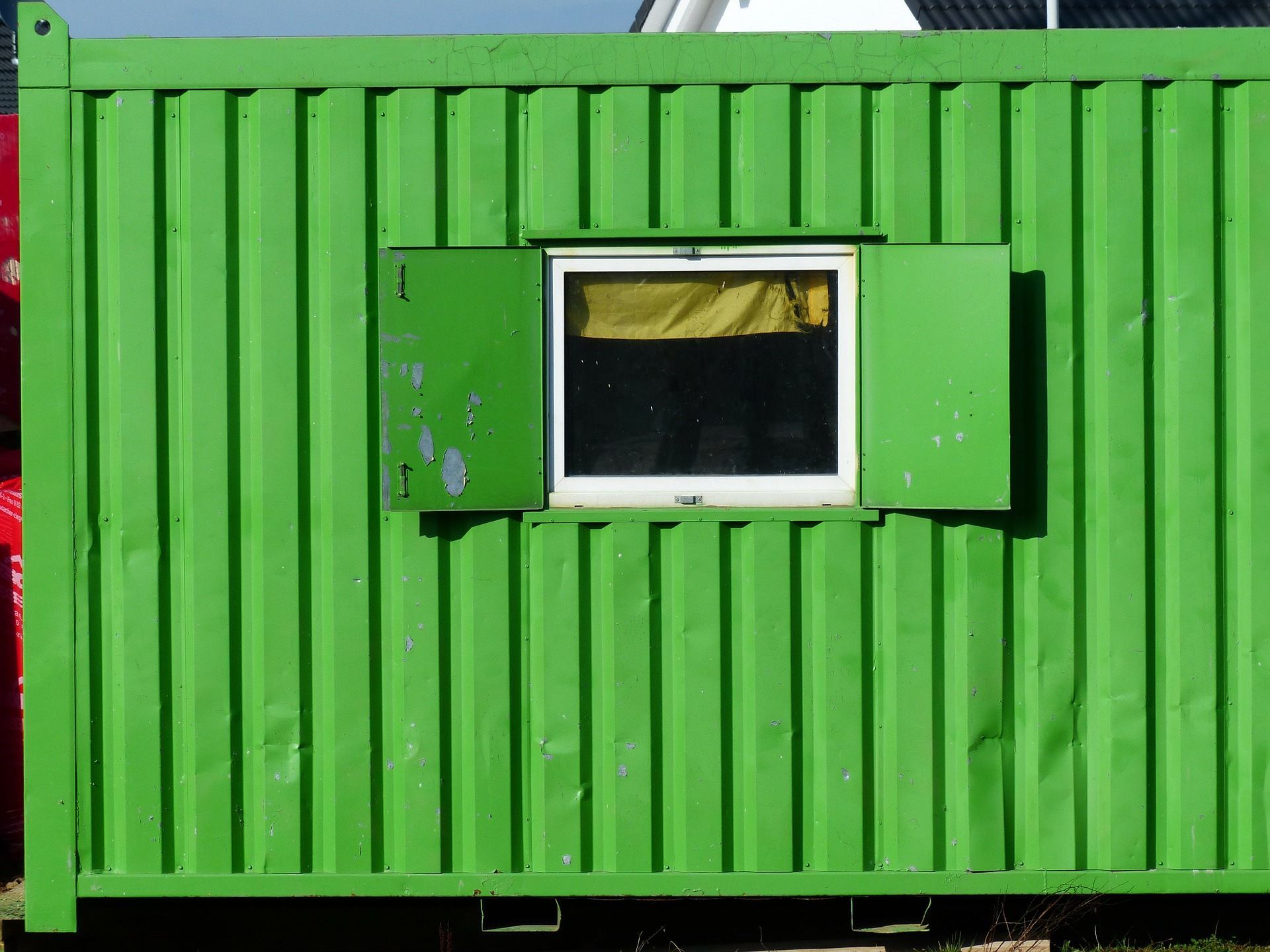 Die beiden Männer stahlen Werkzeug und Kupferkabel aus dem Baucontainer.
