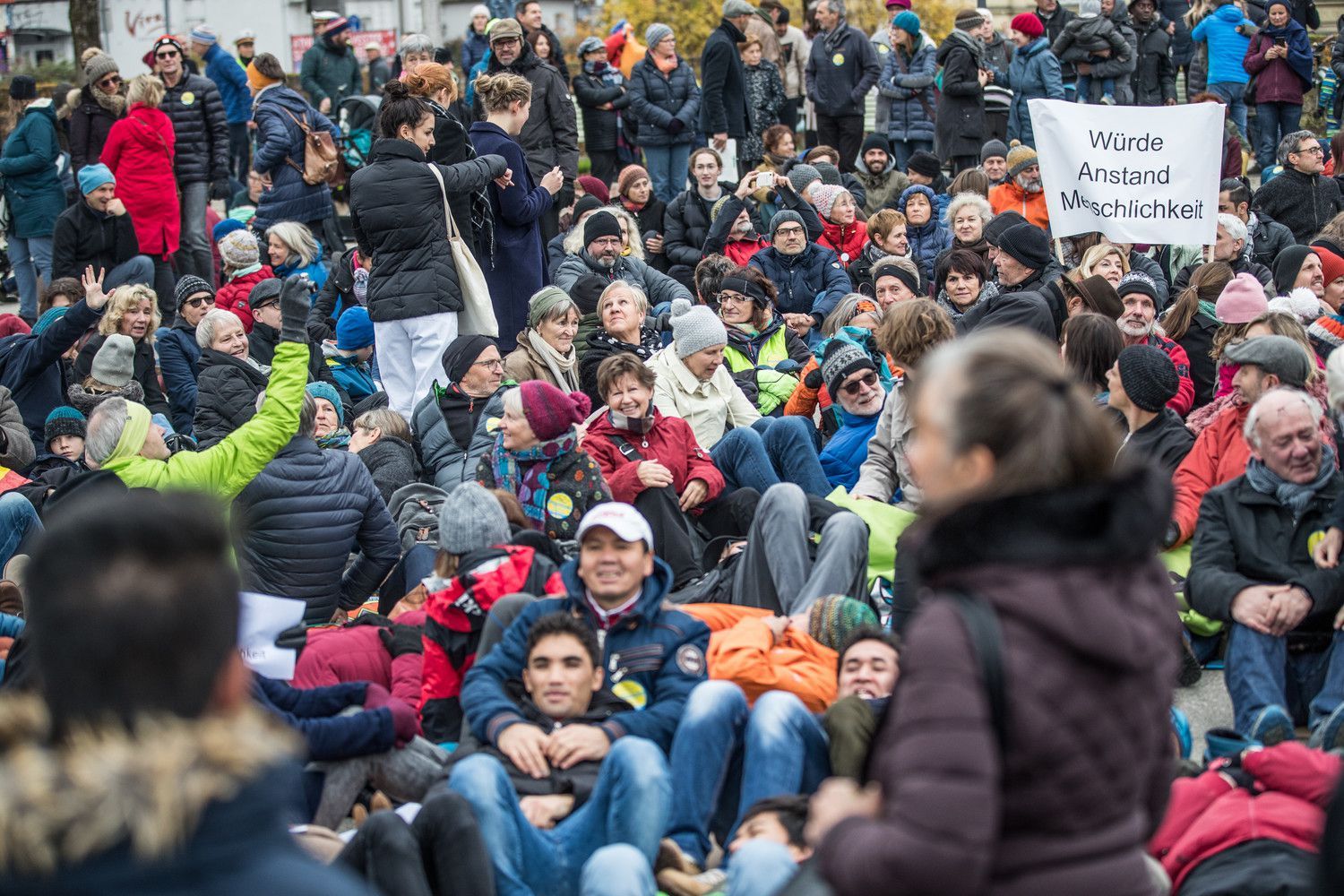 Nach den jüngsten Abschiebungsvorfällen in Vorarlberg gehen immer mehr Menschen auf die Straße Nach den jüngsten Abschiebungsvorfällen in Vorarlberg gehen immer mehr Menschen auf die Straße