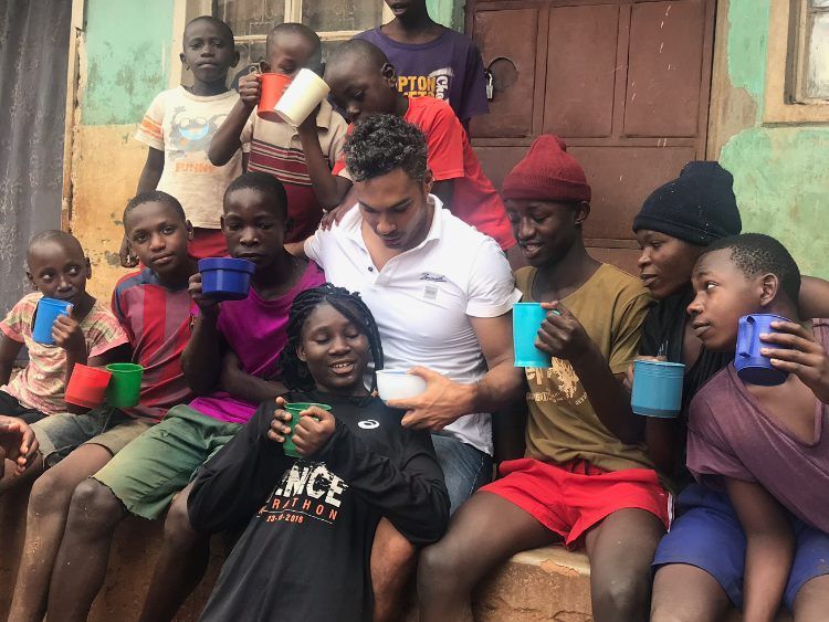 Peterson da Cruz mit der ugandischen Akrobatikgruppe.