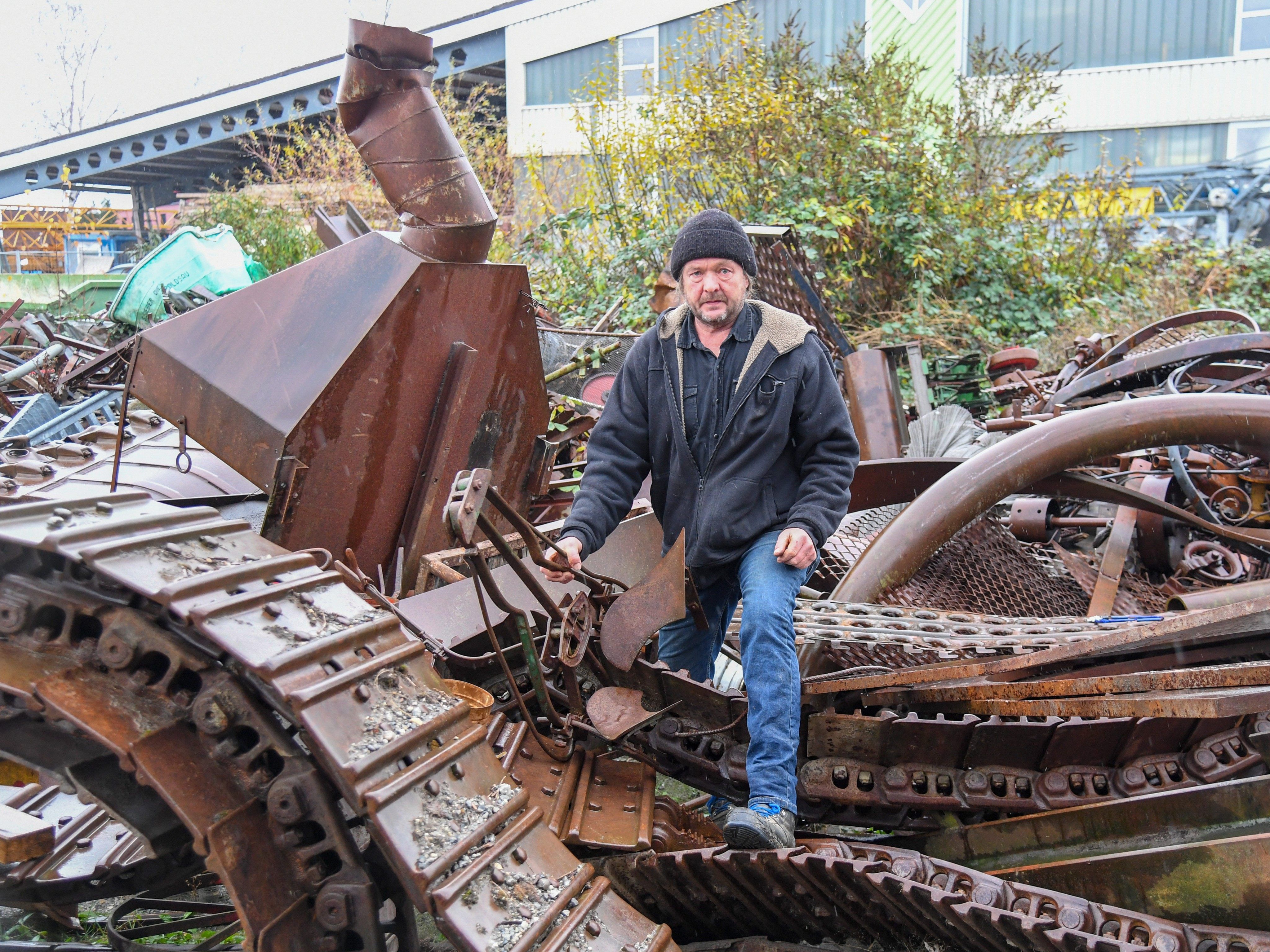 Silvan Köppel vor einem seiner Kunstwerke in Widnau.