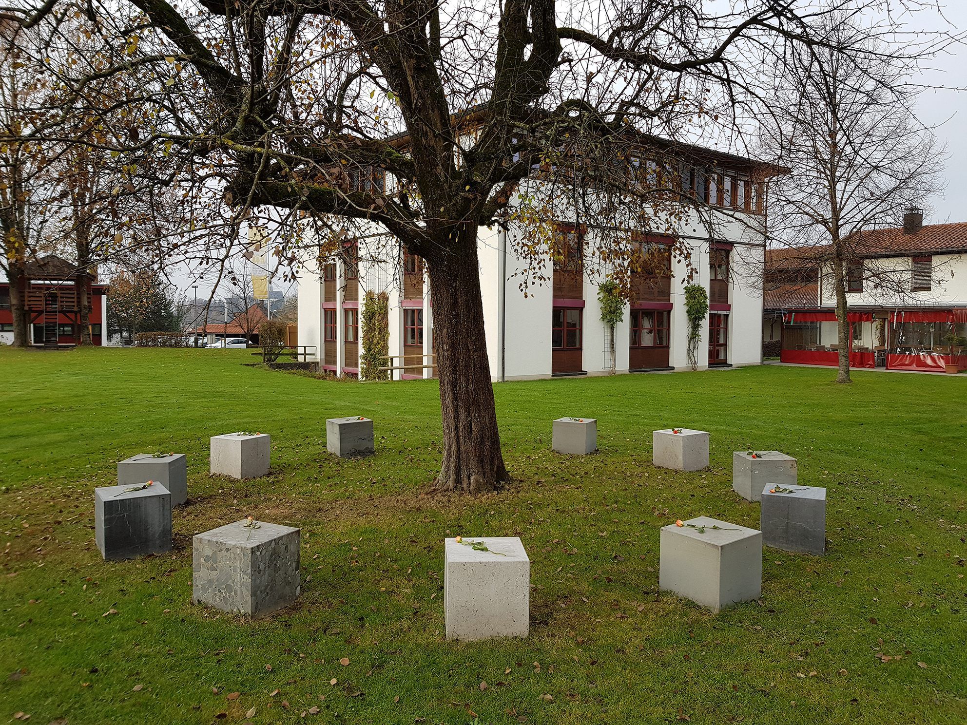 Treffpunkt für die Feier war der neue Ort der Ruhe, bestehend aus zwölf Steinwürfeln, mitten im Kinderdorf Kronhalde.