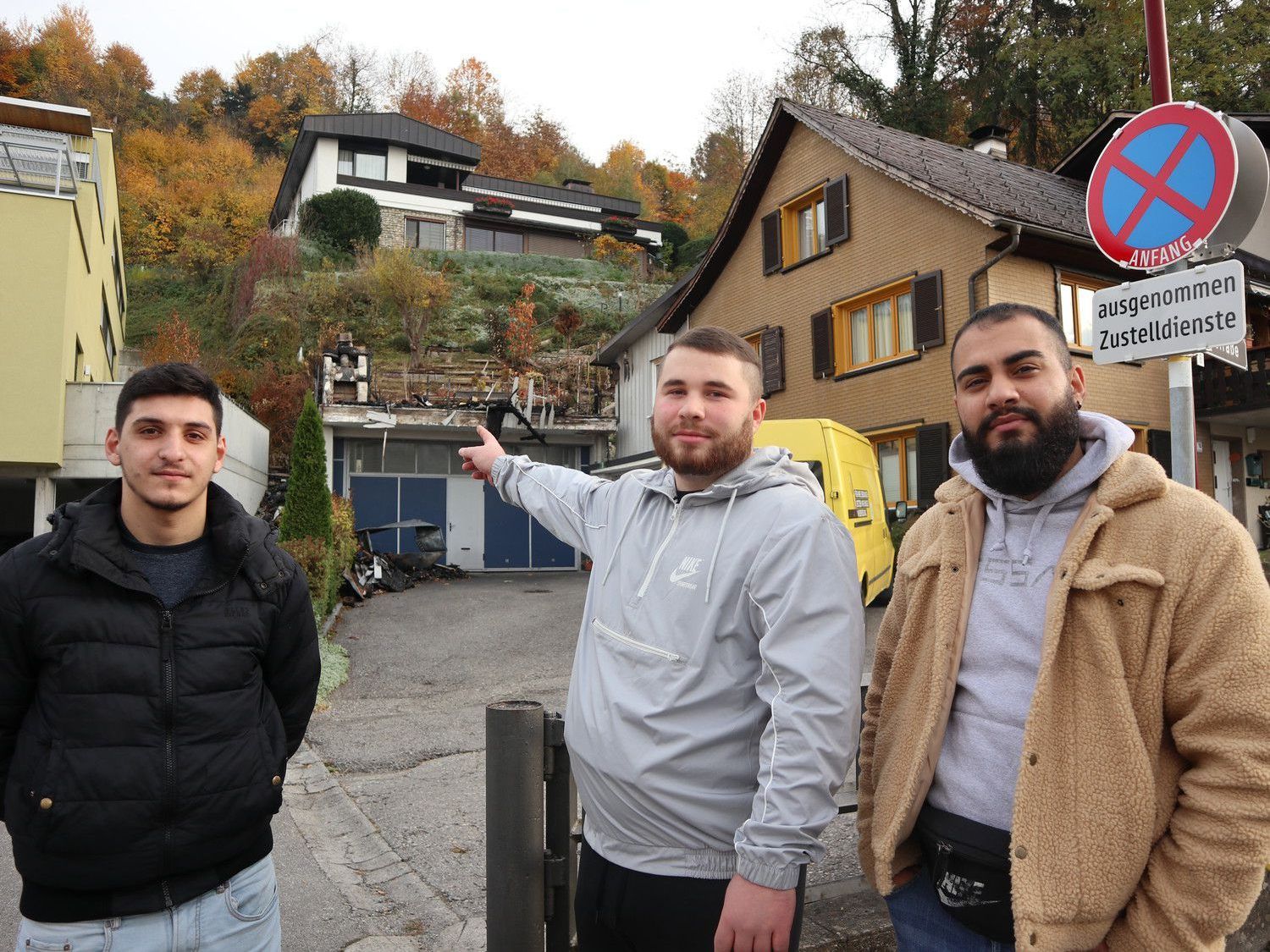 Die Ersthelfer Alper Erisir, Joel Ender und Agit Sag in Götzis am Ort des Geschehens. Auf dem Bild fehlt Gökhan Sahin, er war bei dem Gespräch mit WANN & WO leider verhindert. Die Ersthelfer Alper Erisir, Joel Ender und Agit Sag in Götzis am Ort des Geschehens. Auf dem Bild fehlt Gökhan Sahin, er war bei dem Gespräch mit WANN & WO leider verhindert.