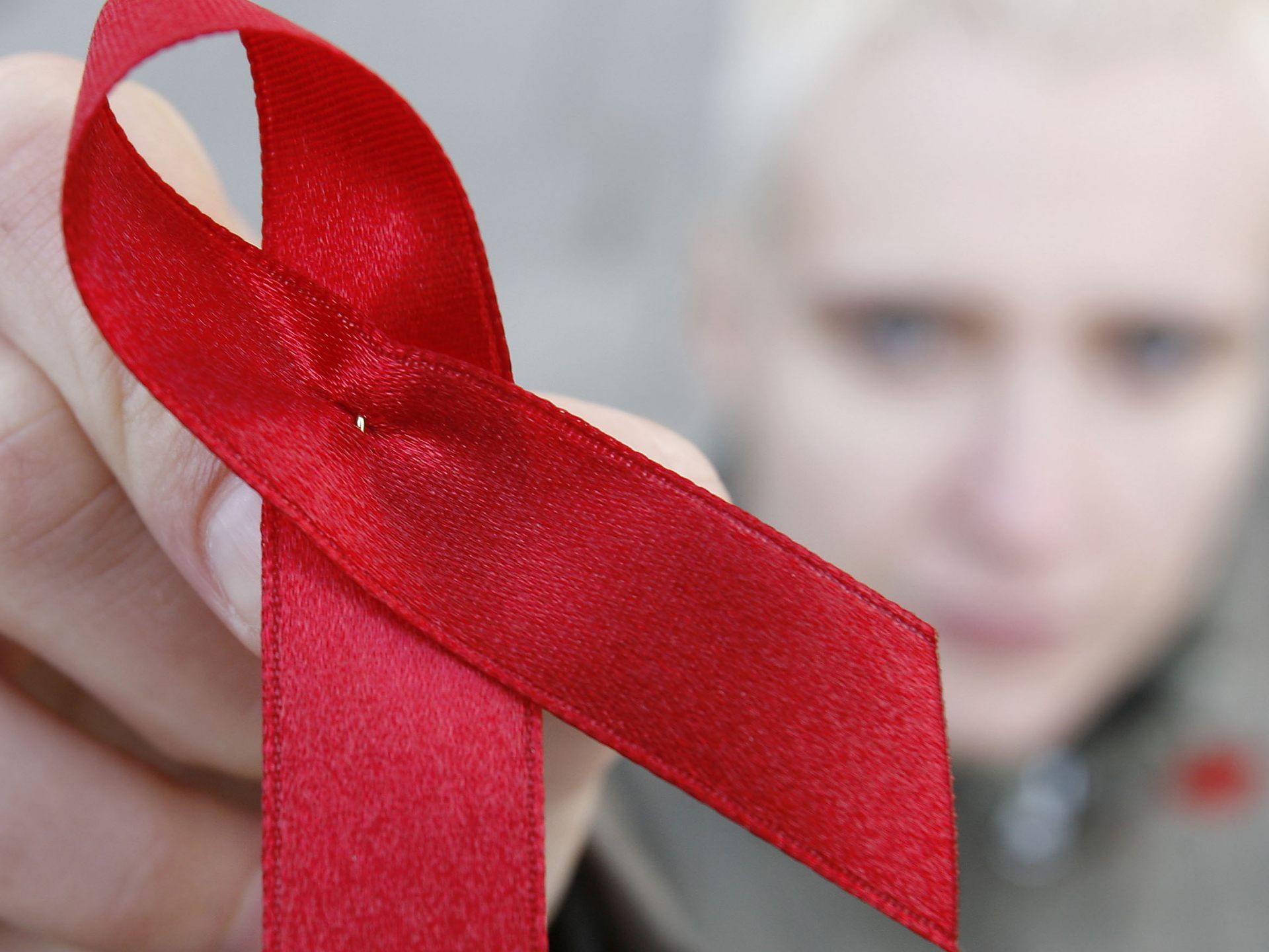 день борьбы со спидом логотип. подарок акулич спид. спид вич мероприятие. красная лента на человеке. браслеты спид.