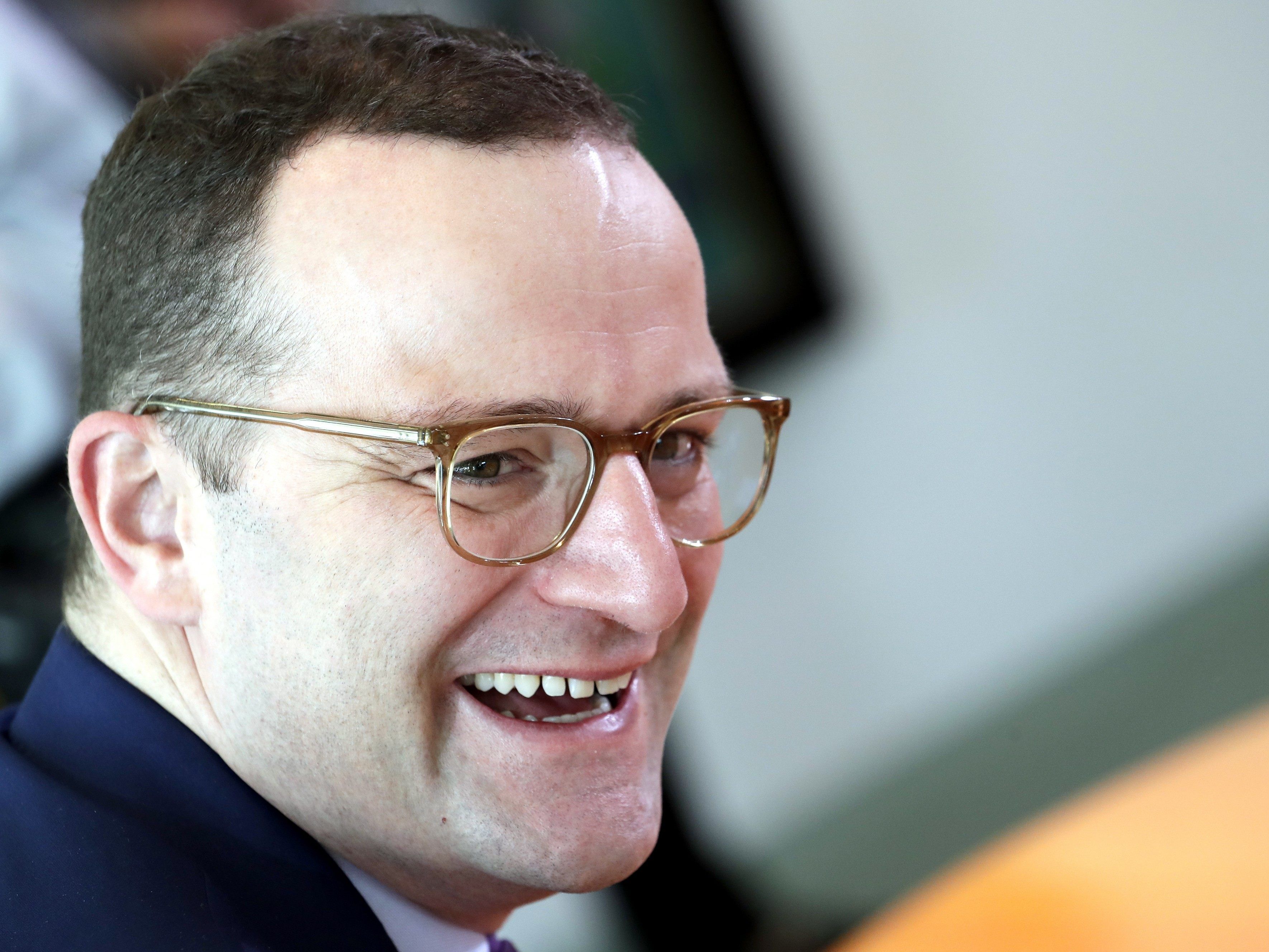 Gesundheitsminister Jens Spahn will die Nachfolge von Angela Merkel antreten. Gesundheitsminister Jens Spahn will die Nachfolge von Angela Merkel antreten.