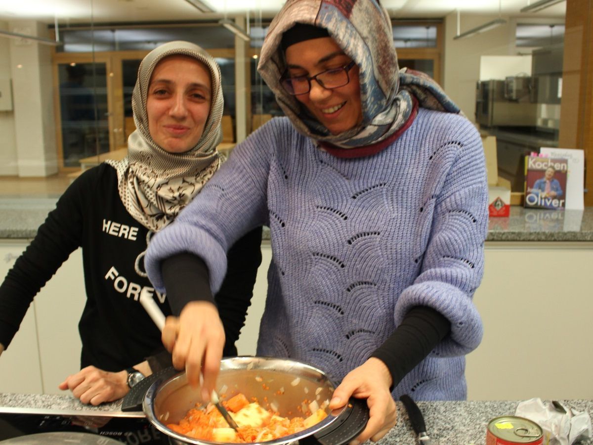 Arsu Kuran und Cemile Sarar zeigten, wie eine köstliche Rote-Linsen-Suppe zubereitet wird. Arsu Kuran und Cemile Sarar zeigten, wie eine köstliche Rote-Linsen-Suppe zubereitet wird.