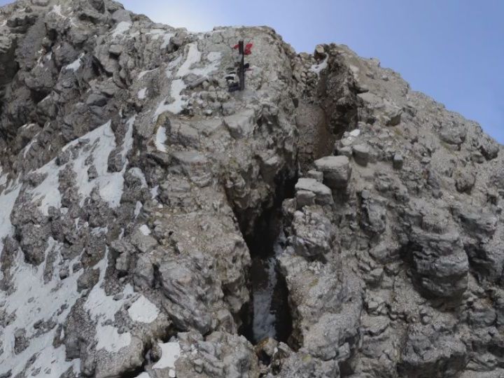 Der metergroße Riss an der Spitze des Hochvogel wird immer größer.