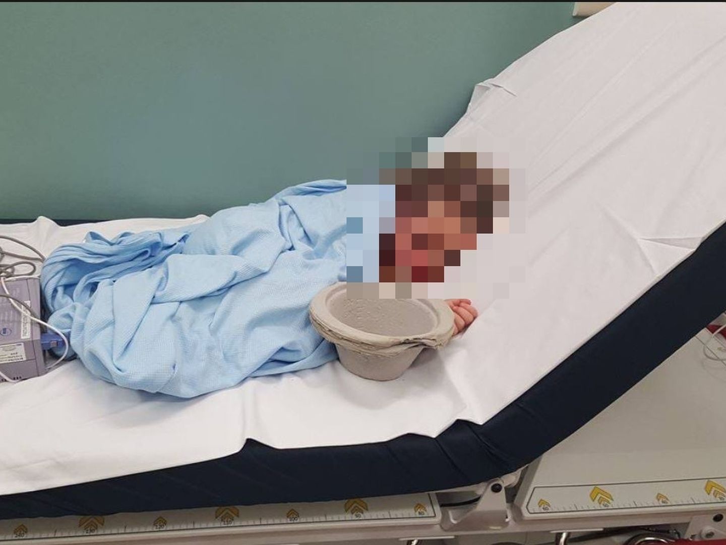 Das Mädchen musste im Krankenhaus behandelt werden. Das Mädchen musste im Krankenhaus behandelt werden.