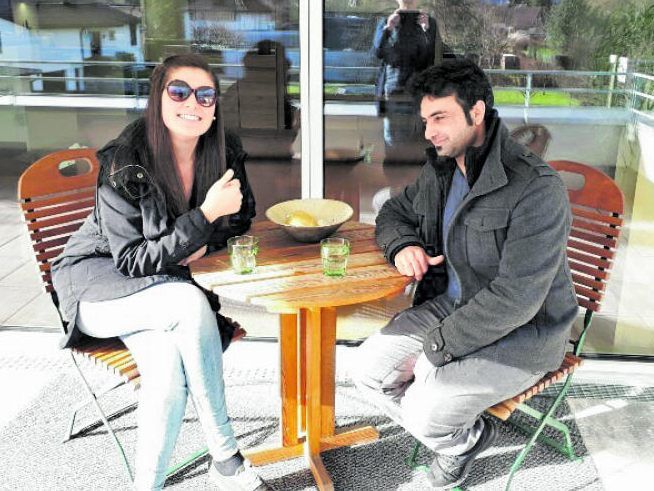 Qamar Abbas und Familie Melzer aus Hard verbindet eine enge Freundschaft. Seit seiner Abschiebung nach Karatschi steht Laura Melzer (links) mit dem 26-Jährigen via Whatsapp in Kontakt. Qamar Abbas und Familie Melzer aus Hard verbindet eine enge Freundschaft. Seit seiner Abschiebung nach Karatschi steht Laura Melzer (links) mit dem 26-Jährigen via Whatsapp in Kontakt.