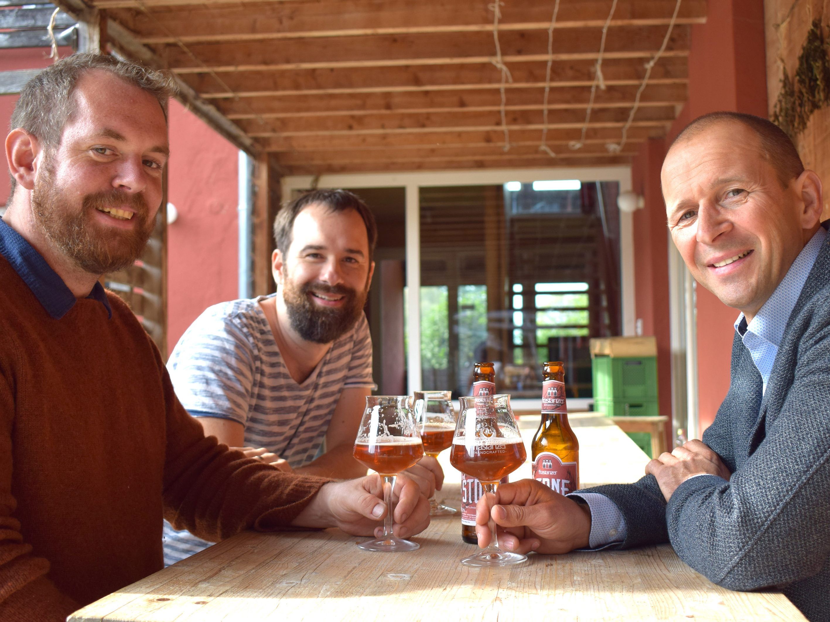 Simon Vetter, Thomas Ludescher und Kurt Michelini genießen das Ergebnis ihrer Zusammenarbeit: das red stone. Simon Vetter, Thomas Ludescher und Kurt Michelini genießen das Ergebnis ihrer Zusammenarbeit: das red stone.