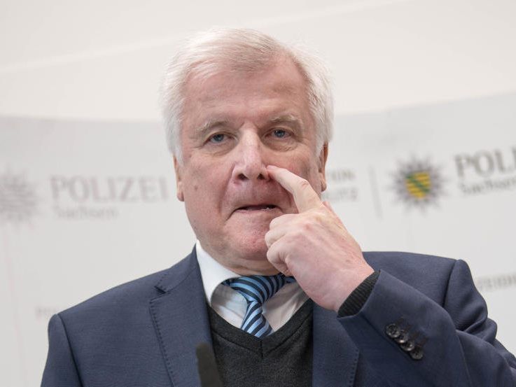 "Das Amt des Bundesinnenministers ist von dieser Entscheidung in keiner Weise berührt" "Das Amt des Bundesinnenministers ist von dieser Entscheidung in keiner Weise berührt"