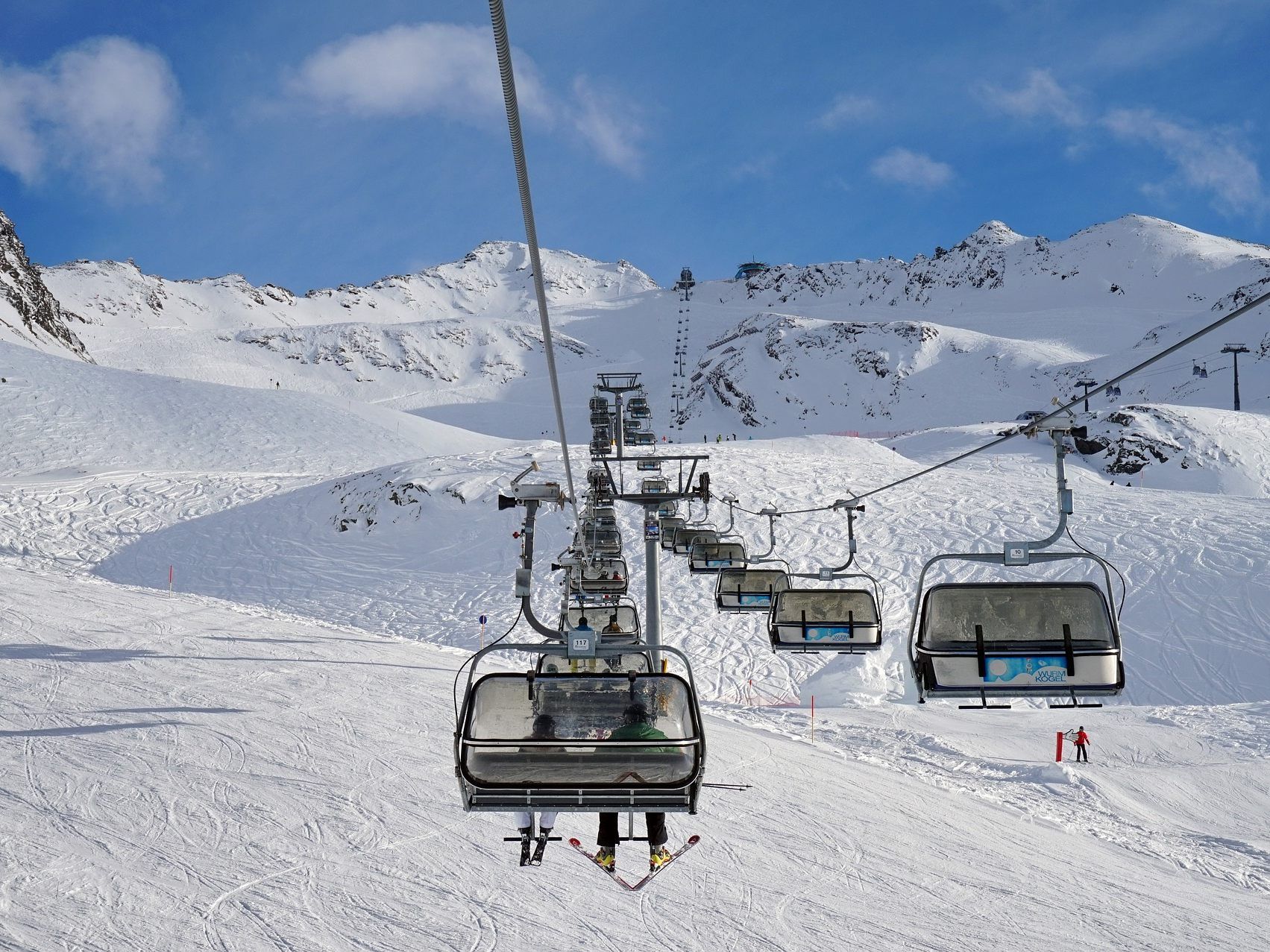 Auch viele Wiener genießen das Skifahren in Österreichs besten Skigebieten sehr.