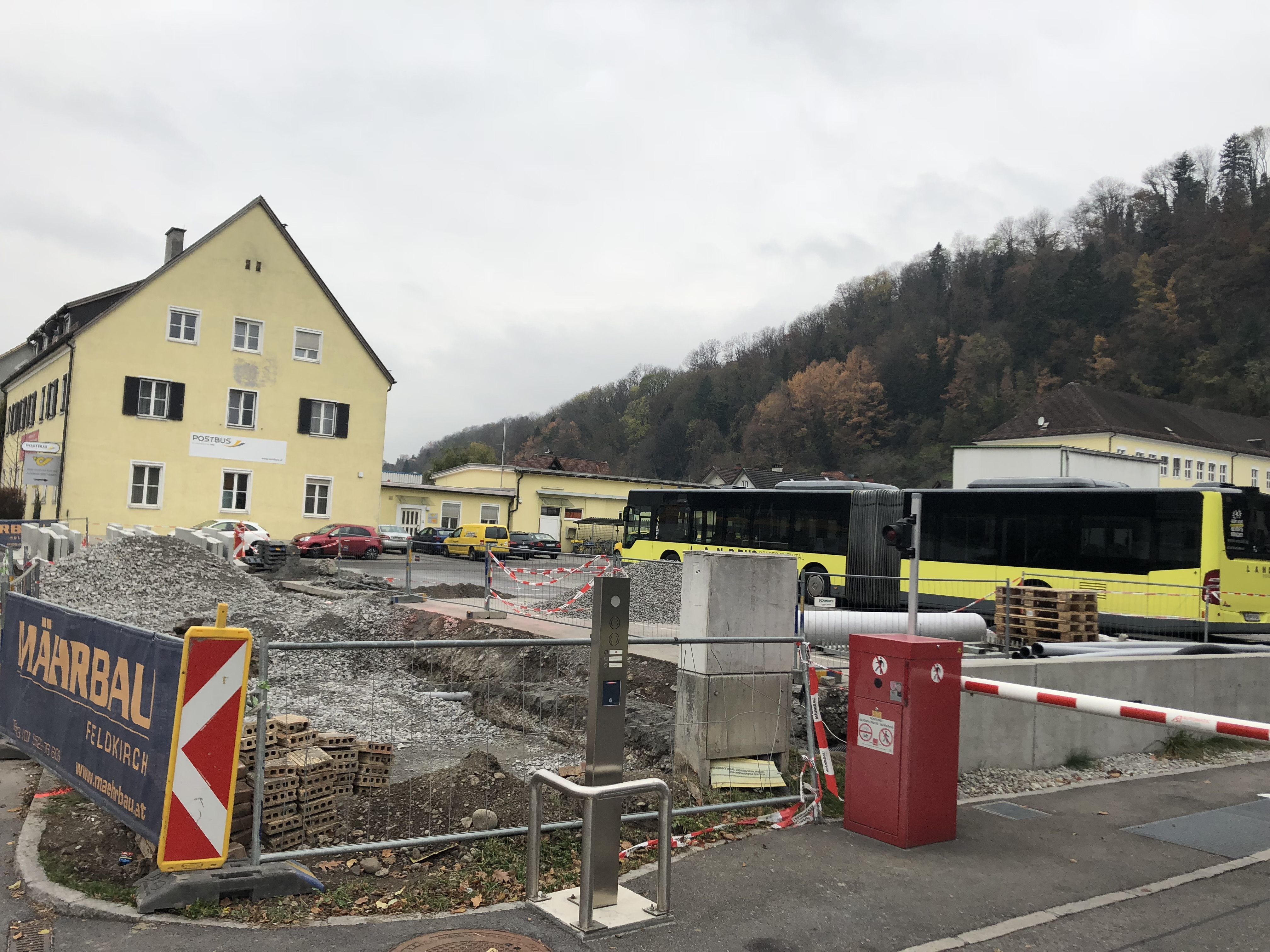 An der L 190 wird derzeit gegraben. Hier können künftig die E-Busse der ÖBB-Postbusflotte bequem aufgeladen werden. An der L 190 wird derzeit gegraben. Hier können künftig die E-Busse der ÖBB-Postbusflotte bequem aufgeladen werden.