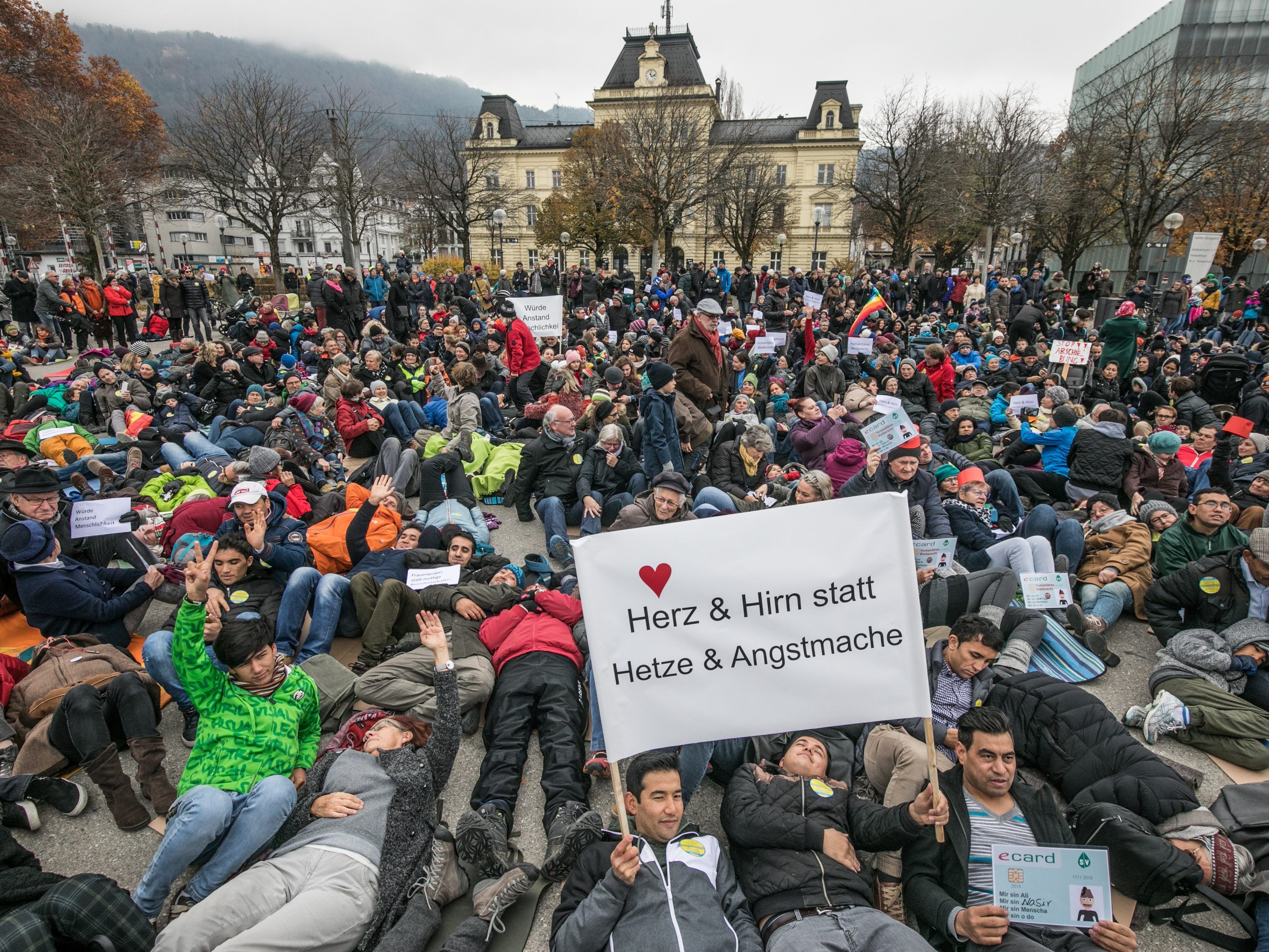 Die Demokratie am Boden. Das wollten die Demonstranten am Sonntag in Bregenz zum Ausdruck bringen.