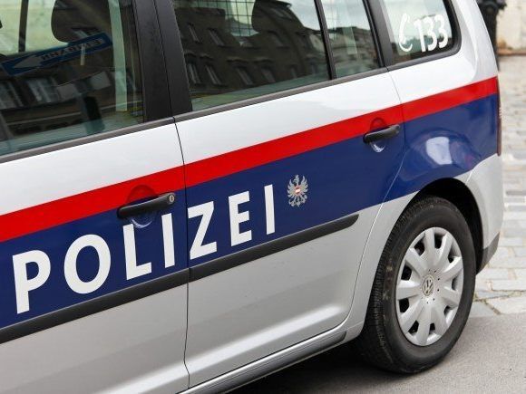Ein Mann ist mit zwei Promille im Blut gegen einen Fahrbahnteiler geprallt.