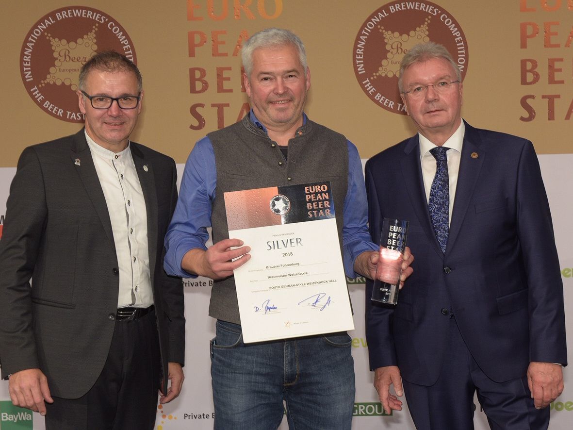 Großer Bahnhof bei der Preisverleihung des European Beer Star auf der BrauBeviale in Nürnberg am 14. November. Der stolze Gewinner Andreas Rosa, Braumeister der Brauerei Fohrenburg, bei der Entgegennahme des Awards aus den Händen von Georg Rittmayer (Präsident der Privaten Brauereien Bayern) und Detlef Projahn (Präsident des Bundesverbandes der Privaten Brauereien). Großer Bahnhof bei der Preisverleihung des European Beer Star auf der BrauBeviale in Nürnberg am 14. November. Der stolze Gewinner Andreas Rosa, Braumeister der Brauerei Fohrenburg, bei der Entgegennahme des Awards aus den Händen von Georg Rittmayer (Präsident der Privaten Brauereien Bayern) und Detlef Projahn (Präsident des Bundesverbandes der Privaten Brauereien).