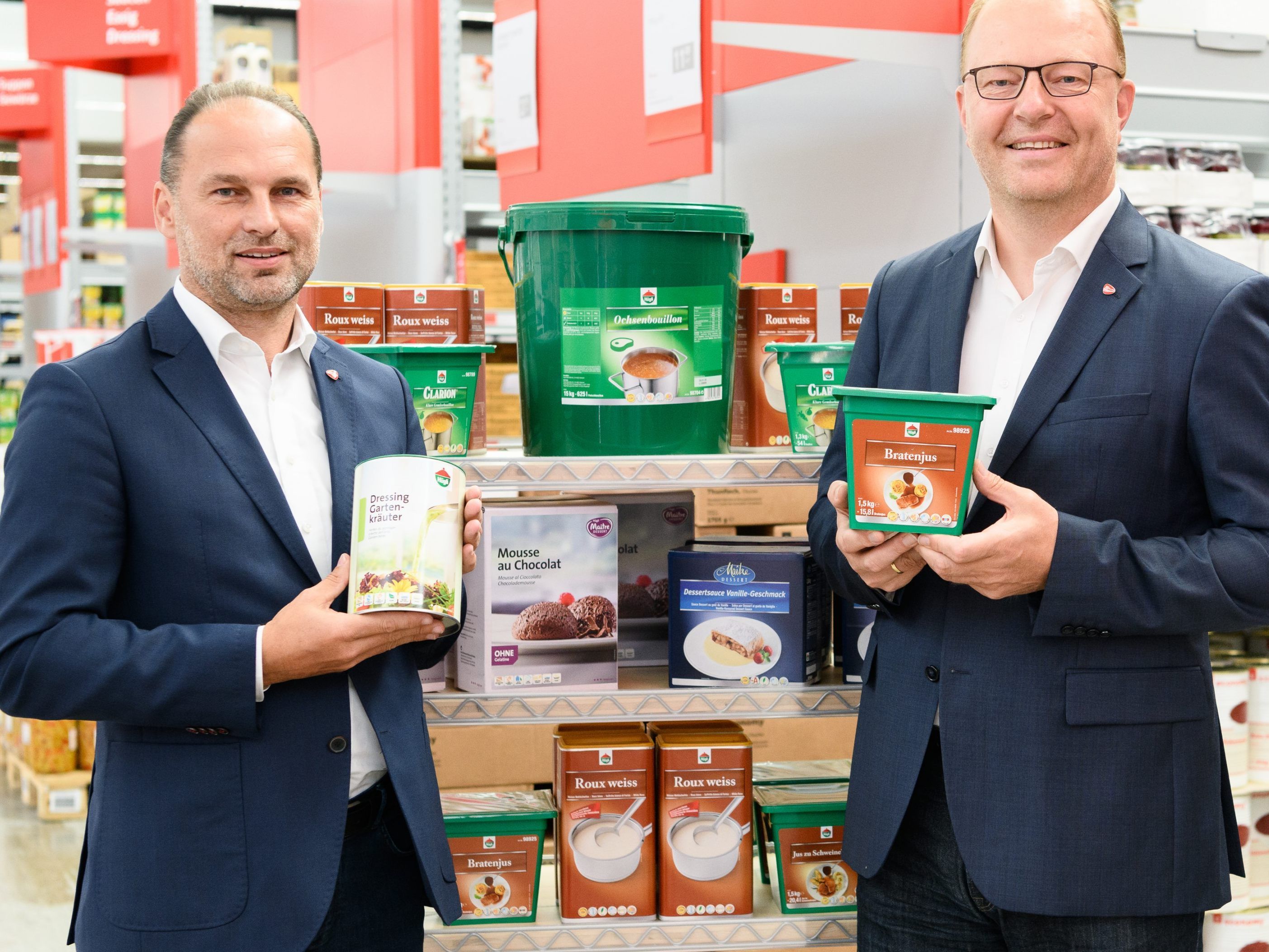 Thomas Panholzer und Manfred Hayböck, Geschäftsführer von Transgourmet Österreich, freuen sich über Hügli-Produkte im Sortiment. Thomas Panholzer und Manfred Hayböck, Geschäftsführer von Transgourmet Österreich, freuen sich über Hügli-Produkte im Sortiment.