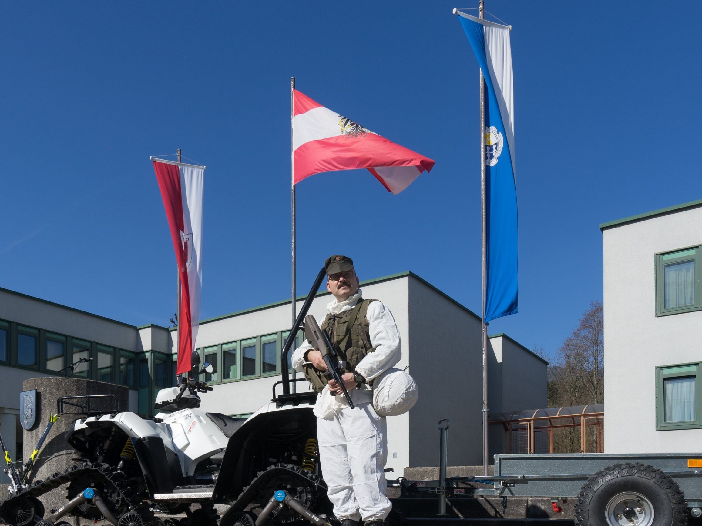 Ein Soldat steht vor der Walgaukaserne in Bludesch.