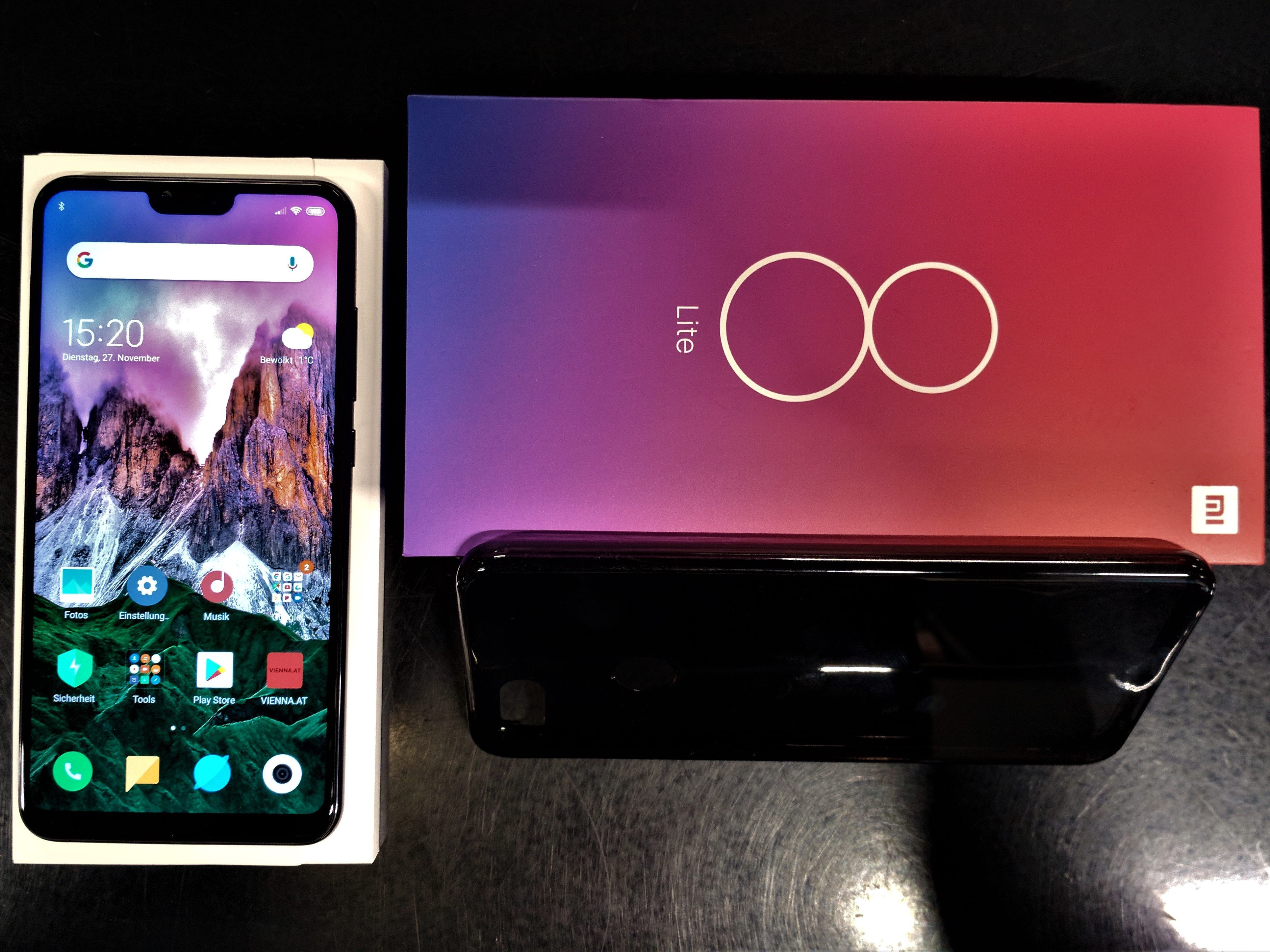 Das Mi 8 Lite wird mit Schutzhülle und Audio-Dongle ausgeliefert.