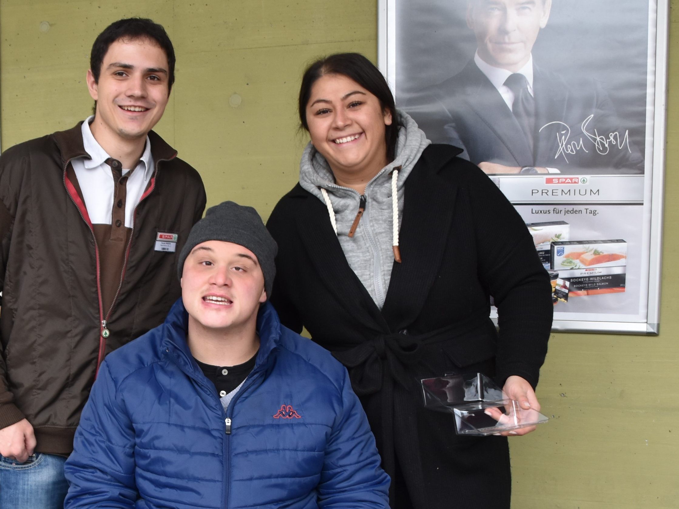 Daniel Breier, Fabian Winkler und Marktleiterin Demet Sünmez