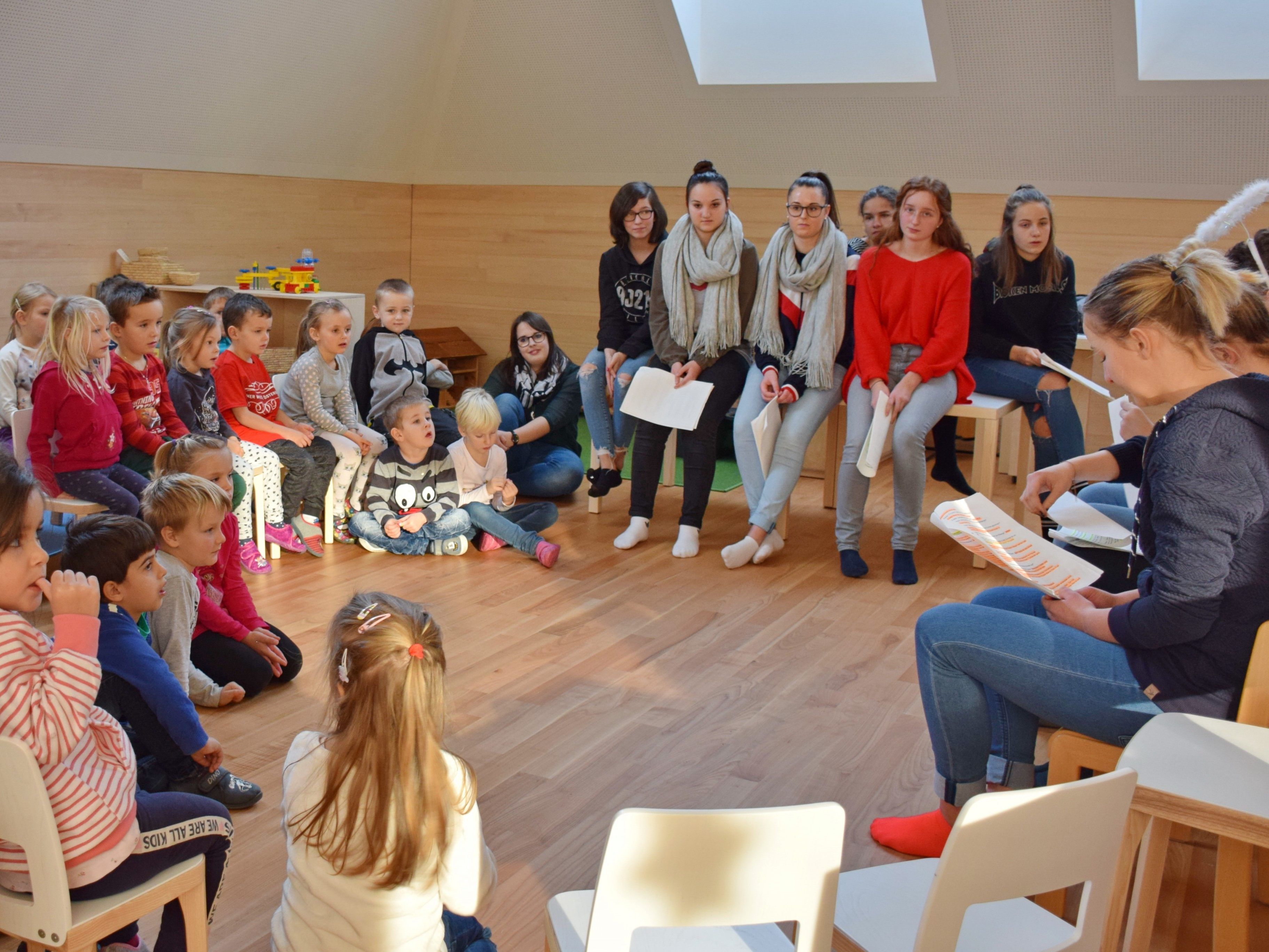 Gebannt lauschten die Kindergartenkinder den Erzählern zu.