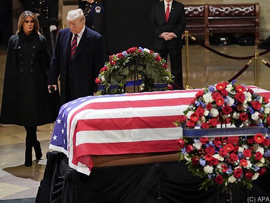 Präsident Donald Trump und seine Frau Melania nehmen an Trauerfeier teil