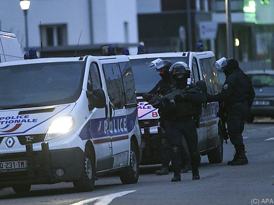 Auch Beschaffung der Waffe ist ein Verbrechen Auch Beschaffung der Waffe ist ein Verbrechen