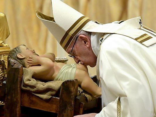 Papst Franziskus bei der jährlichen Christmette im Petersdom Papst Franziskus bei der jährlichen Christmette im Petersdom