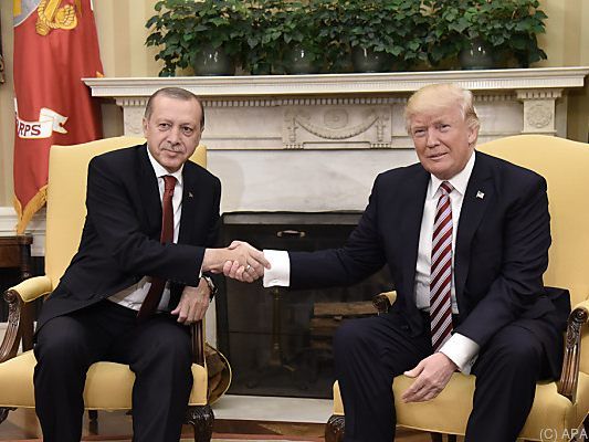 Hier schütteln sich zwei große Egos die Hände