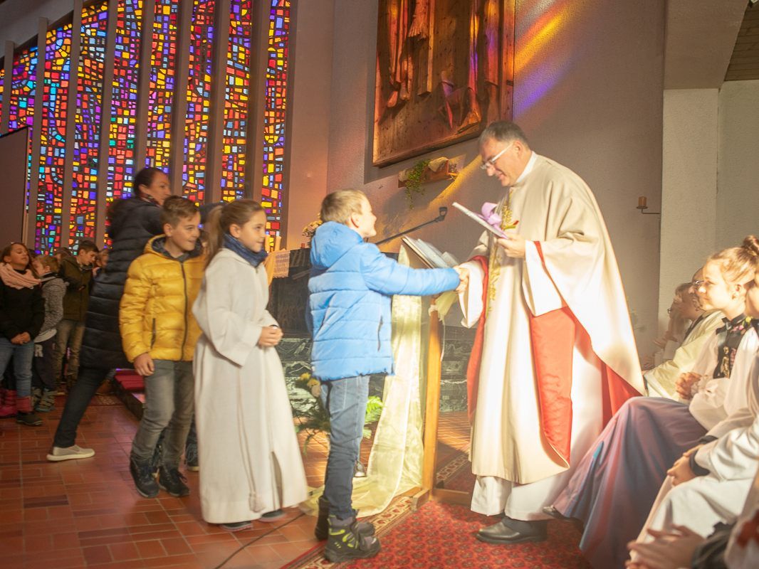 Zahlreiche Gratulanten fanden sich bei der Messe zum 10jährigen Priesterjubiläum von Pfarrer Tinkhauser ein.