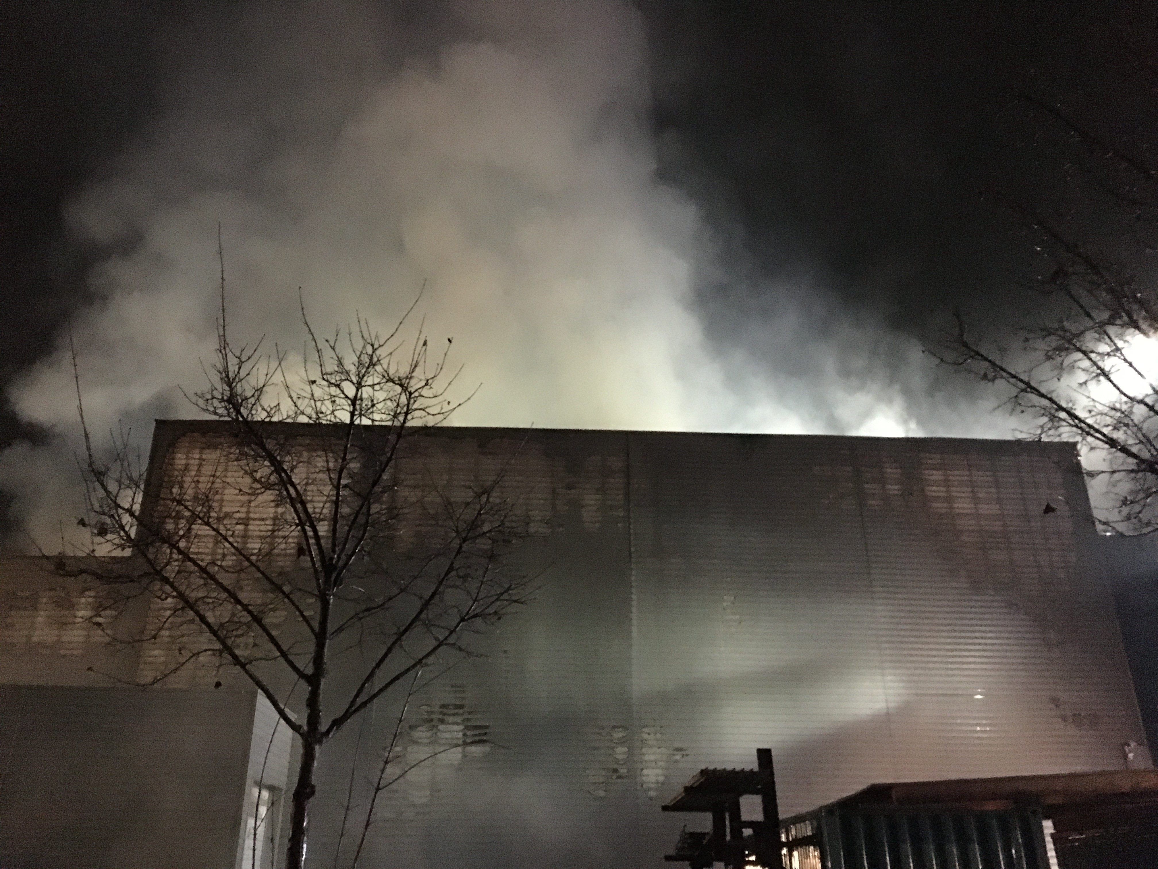 Mittlerweile haben die Einsatzkräfte den Brand unter Kontrolle.