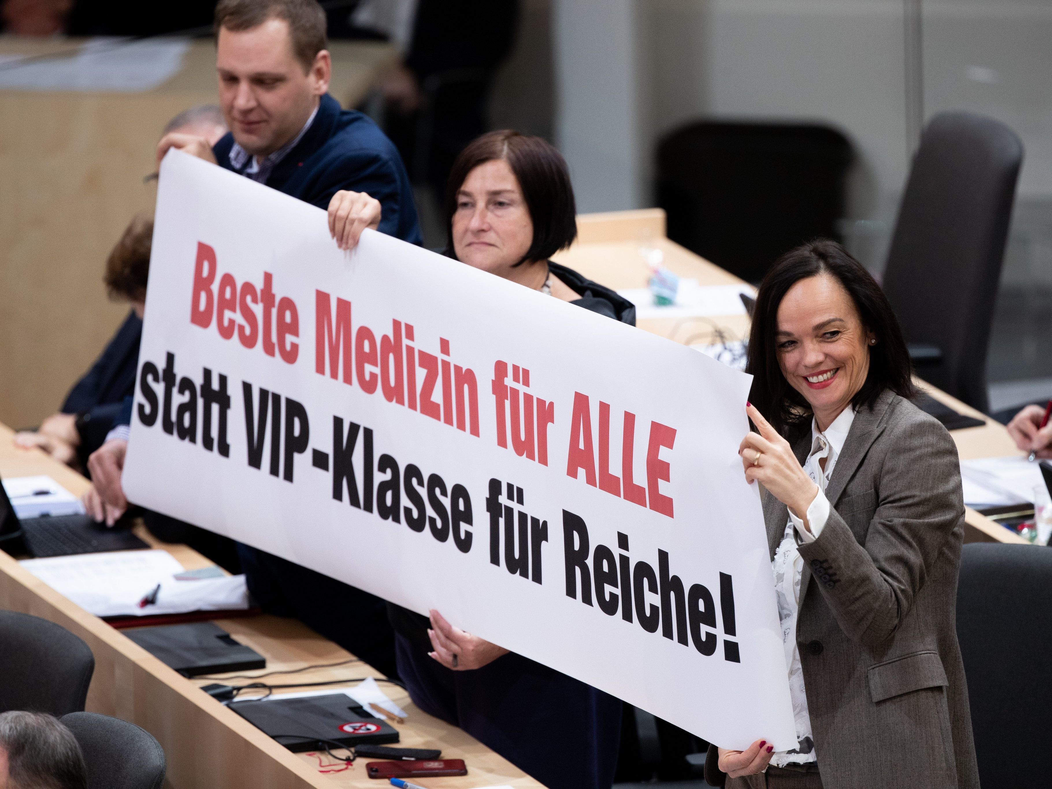 Protestaktion der SPÖ-Abgeordneten bei der Nationalratssitzung. Protestaktion der SPÖ-Abgeordneten bei der Nationalratssitzung.