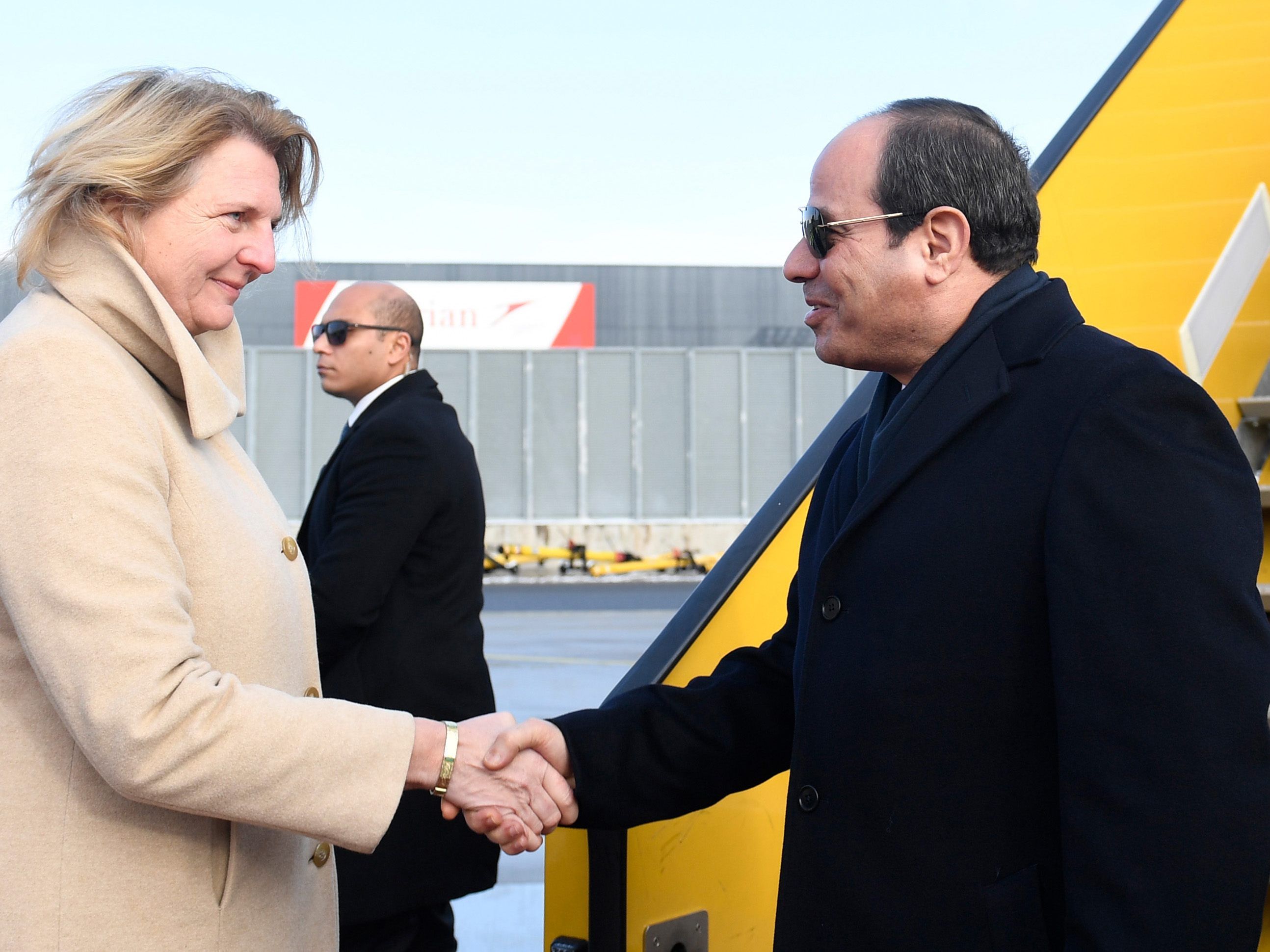 Der ägyptische Präsident wurde von Außenministerin Karin Kneissl (FPÖ) am Flughafen Wien empfangen. Der ägyptische Präsident wurde von Außenministerin Karin Kneissl (FPÖ) am Flughafen Wien empfangen.