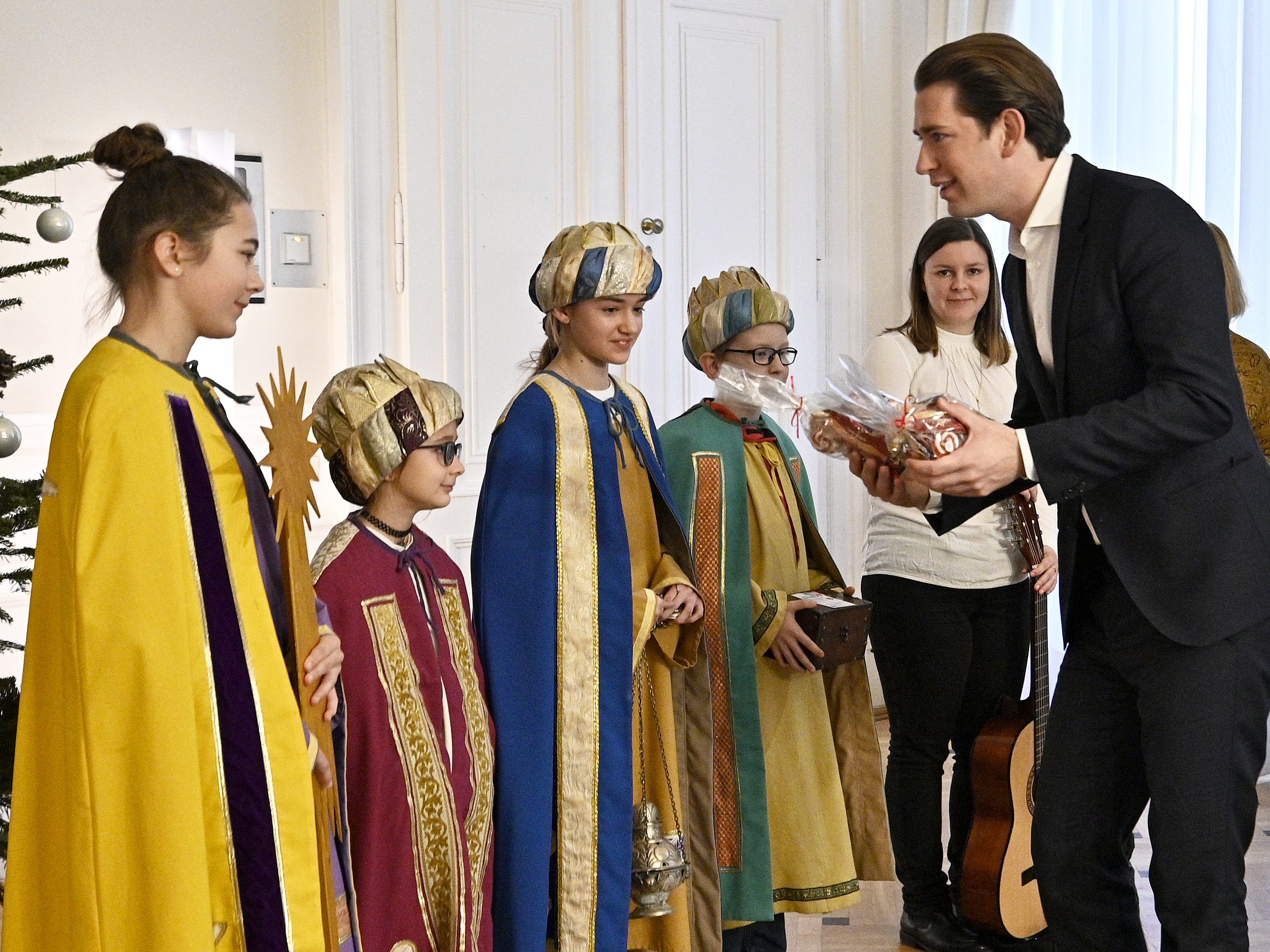 Kanzler Kurz bekam Besuch von den Sternsingern.