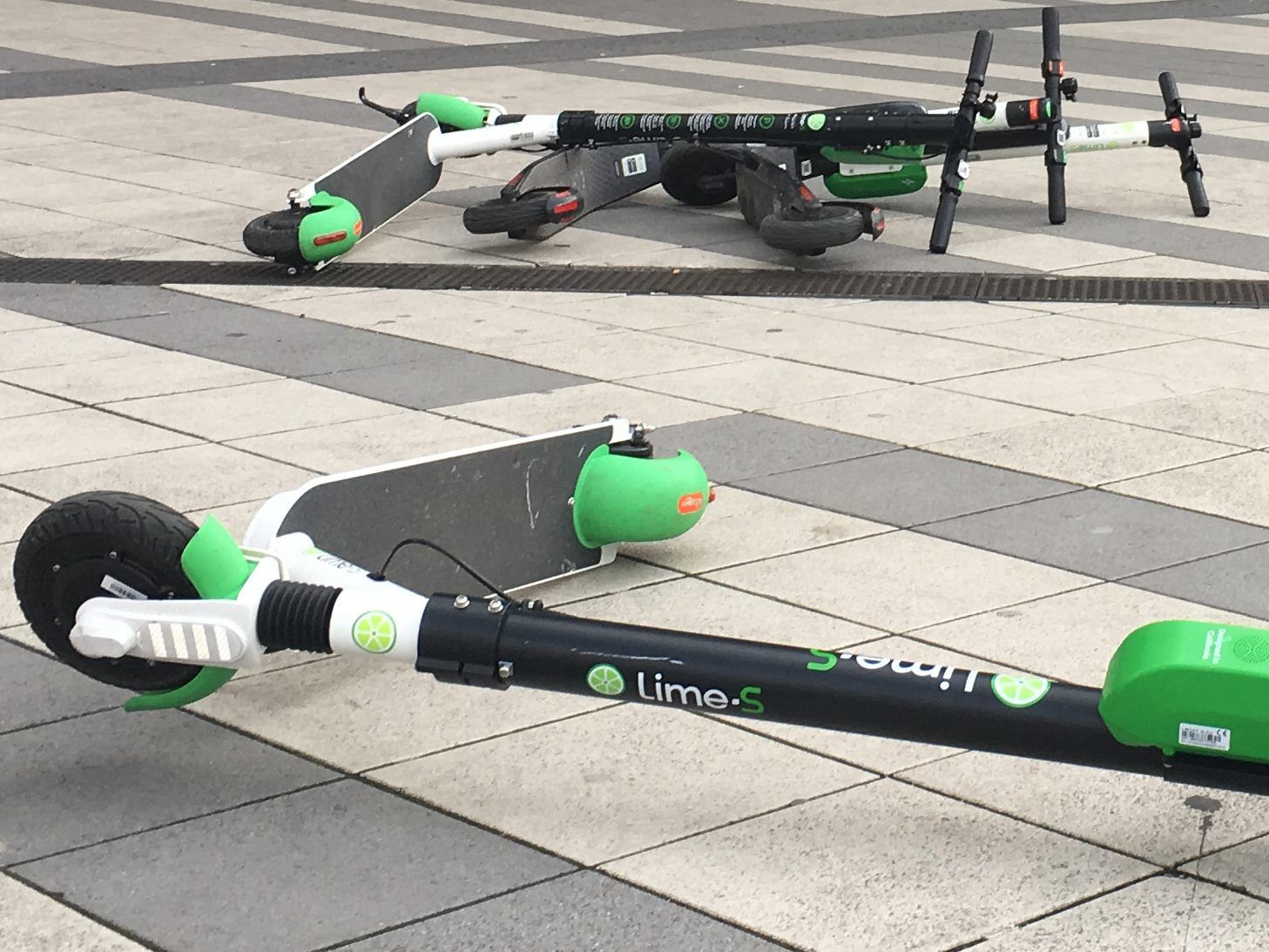 Mobilität soll nicht auf Kosten von Füßgängern stattfinden. Mobilität soll nicht auf Kosten von Füßgängern stattfinden.
