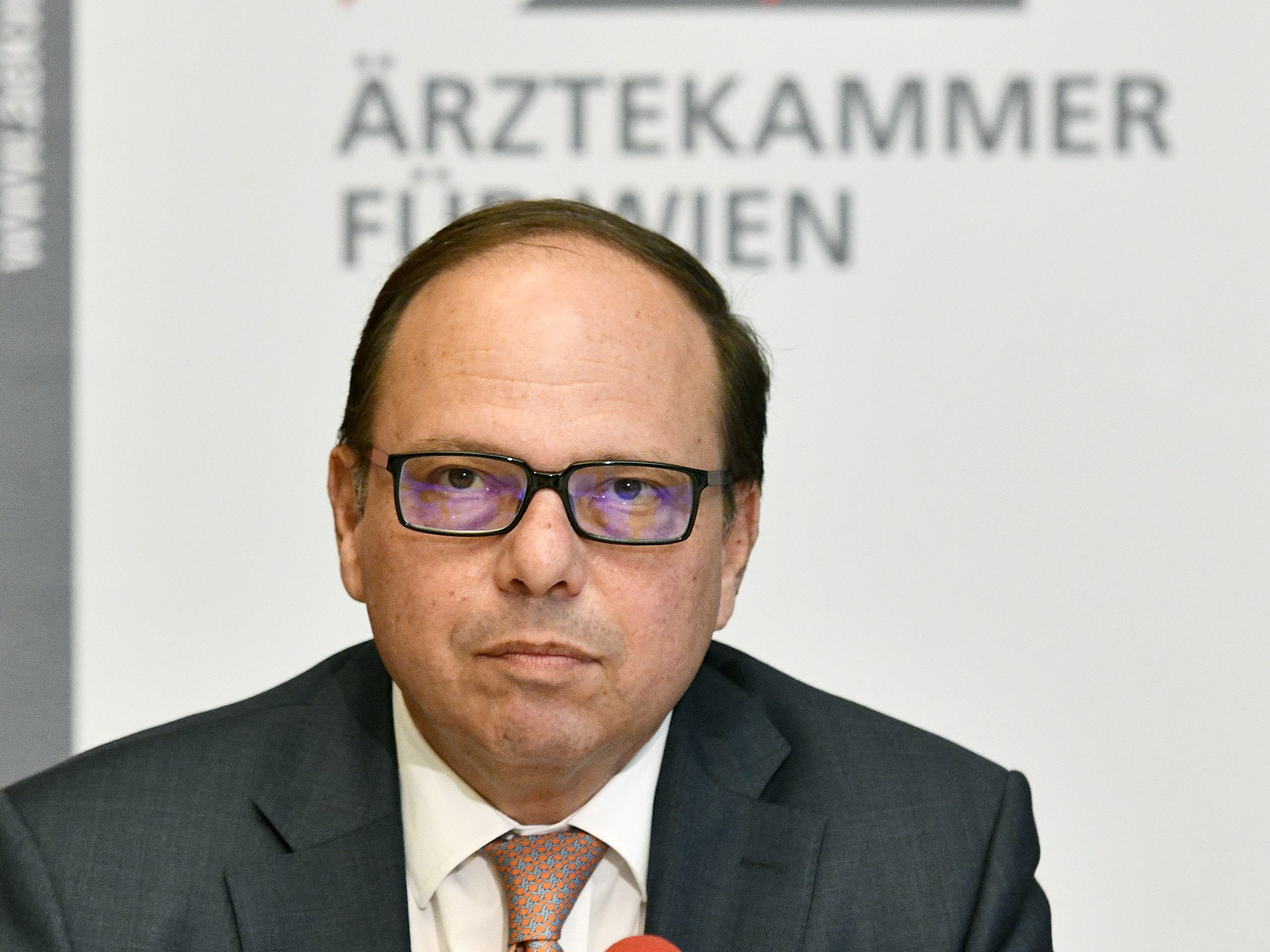 Präsident Thomas Szekeres will eine Zwei-Klassen-Medizin verhindern. Präsident Thomas Szekeres will eine Zwei-Klassen-Medizin verhindern.