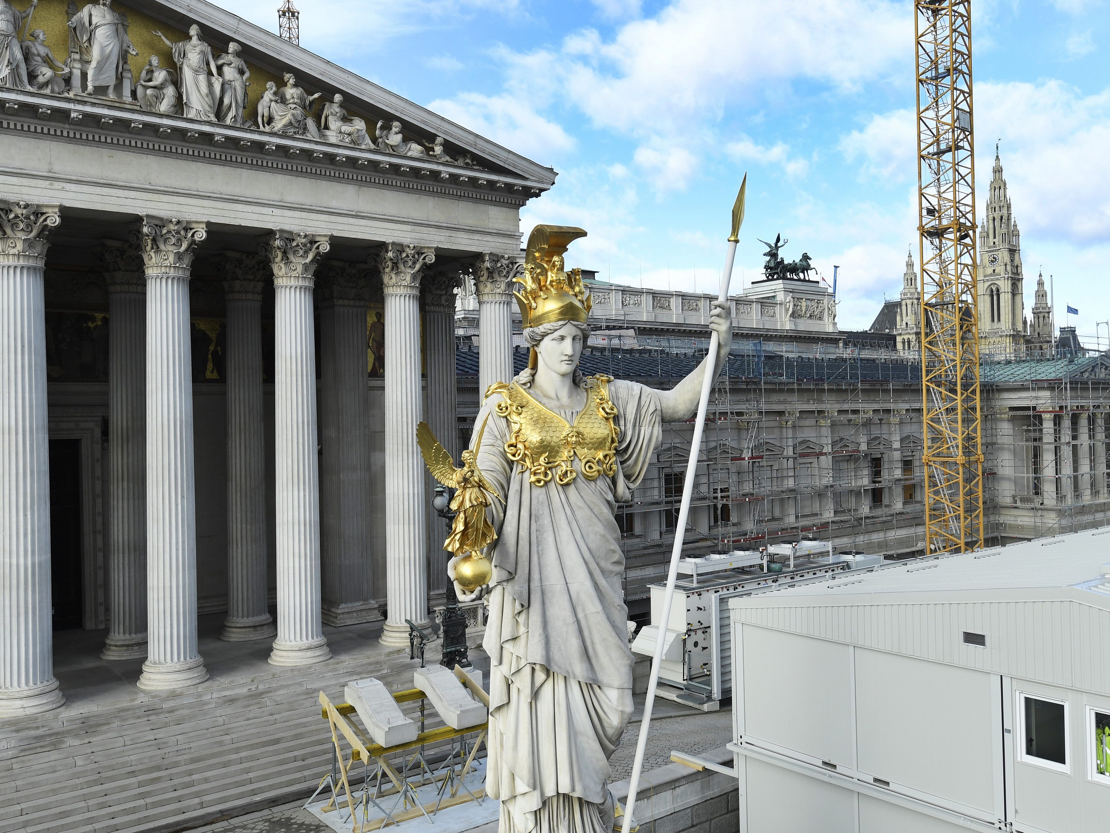 Letztes Jahr begannen die Bauarbeiten am Wiener Parlament. Letztes Jahr begannen die Bauarbeiten am Wiener Parlament.