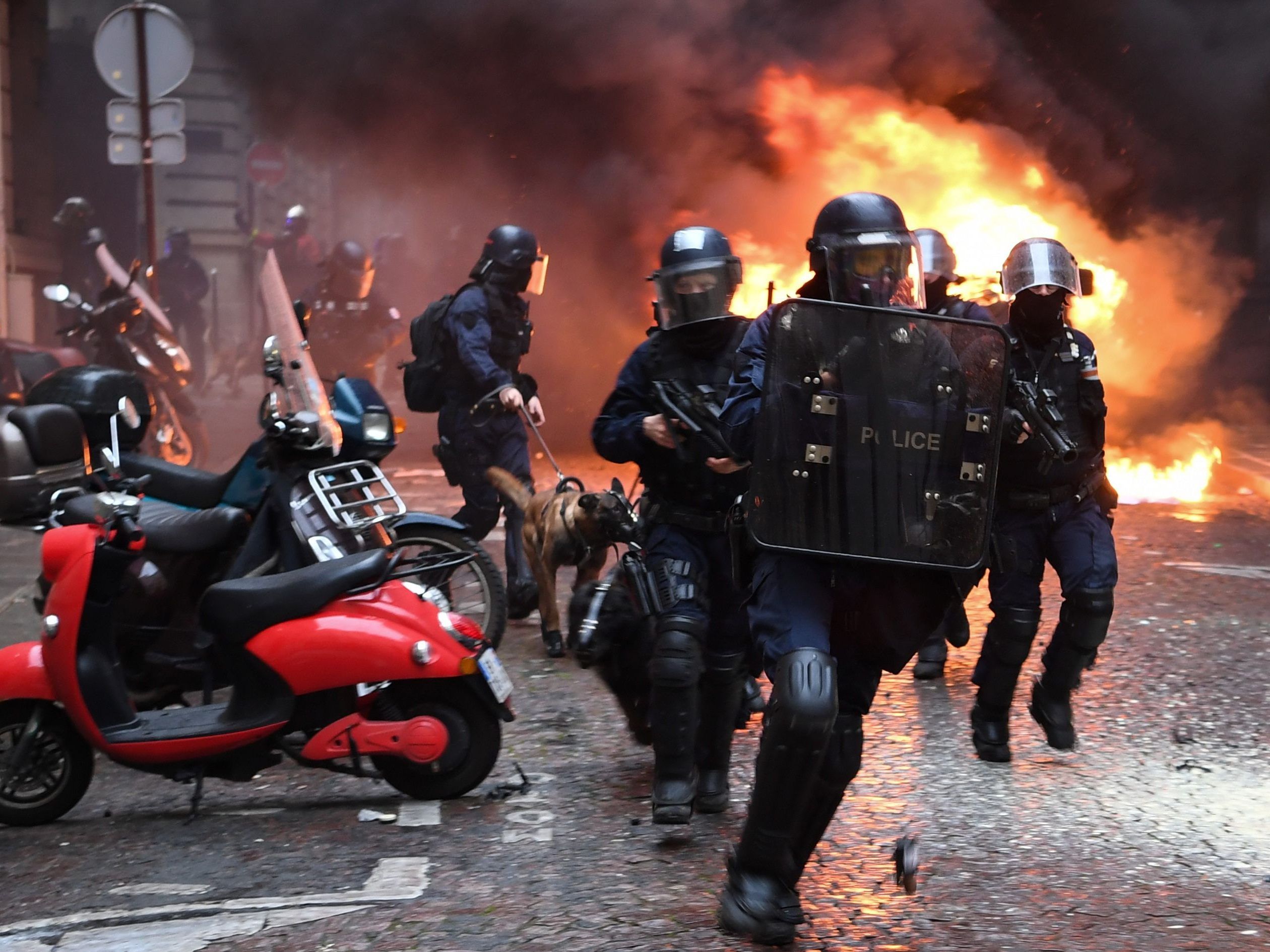 Die Polizei ging mit Tränengas gegen die Demonstranten vor Die Polizei ging mit Tränengas gegen die Demonstranten vor
