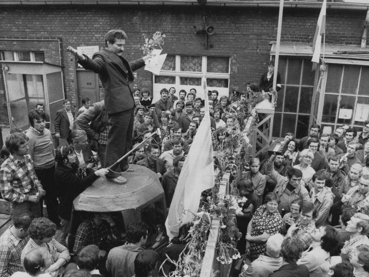 Am 10. Dezember 1983 wurde dem späteren poln. Präsidenten Lech Walesa der Friedensnobelpreis verliehen. Das Foto zeigt Walesa bei einer Rede vor streikenden Arbeitern im Jahre 1980.