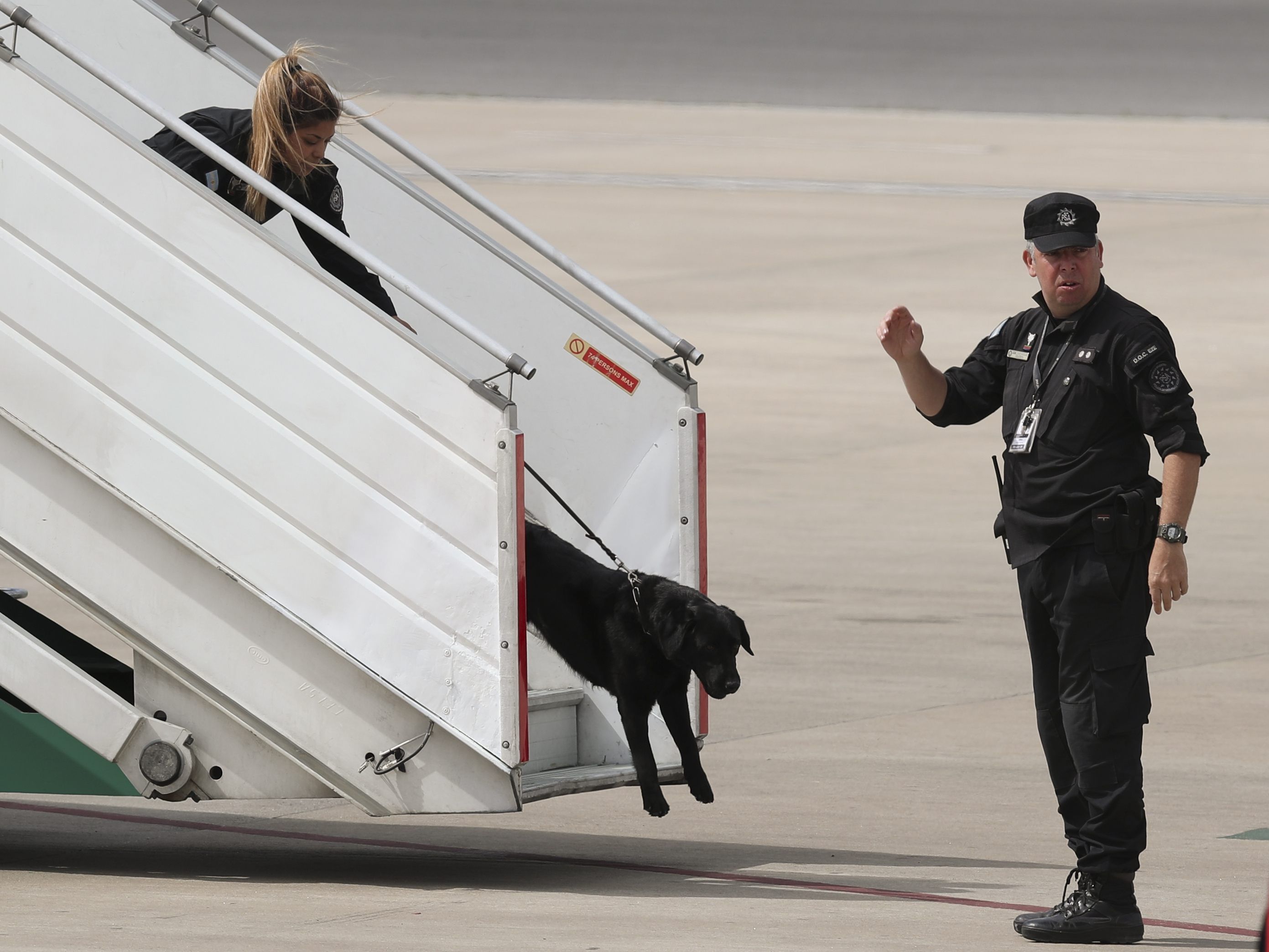 Die Frau wurde von der argentinischen Polizei befreit. Die Frau wurde von der argentinischen Polizei befreit.