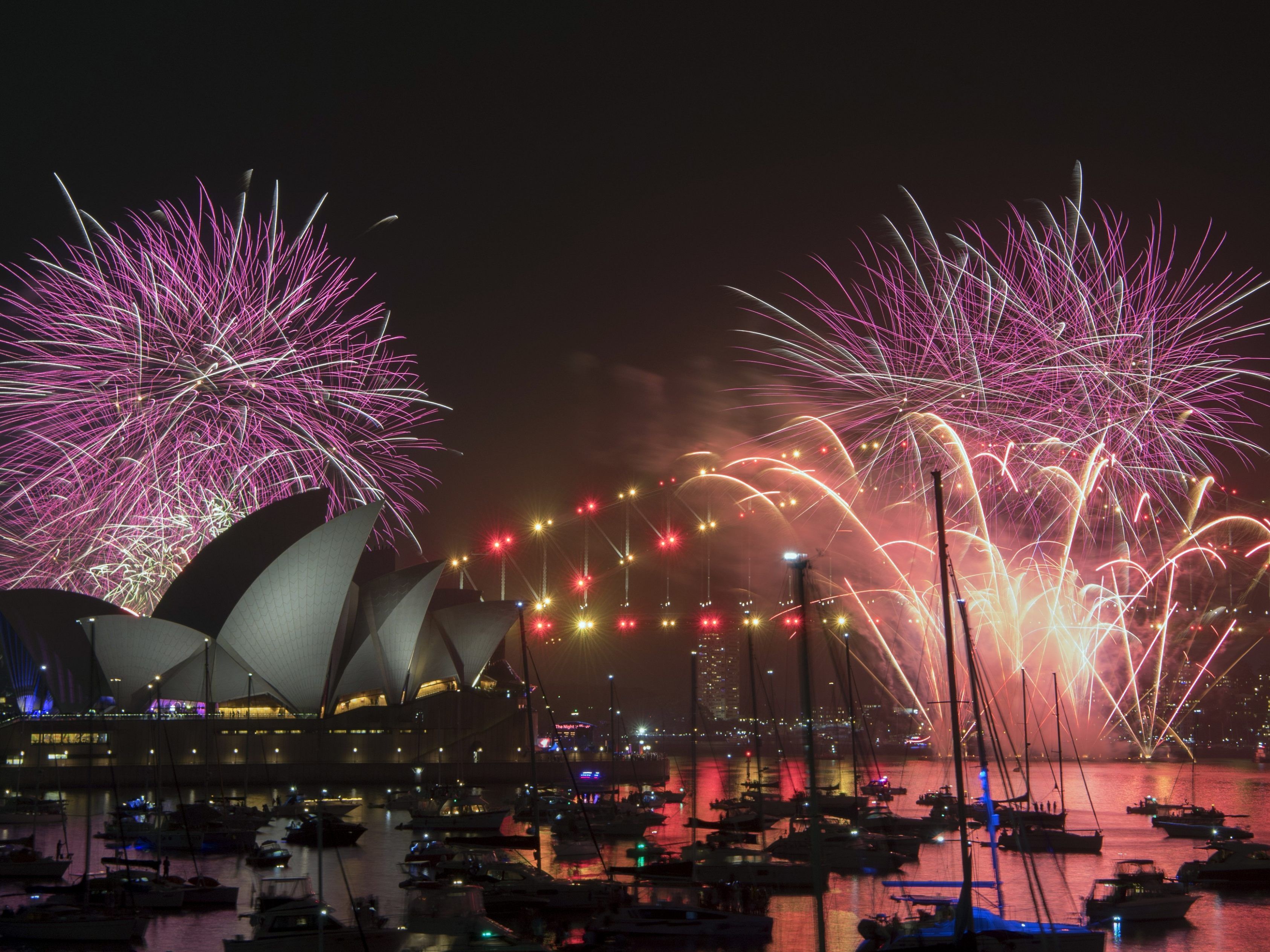 Anderthalb Millionen Menschen bei Spektakel über Hafen von Sydney.