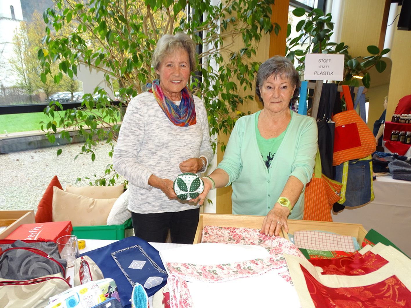 Rund 25 Frauen stricken, nähen und basteln das ganze Jahr über für den Adventbasar. Rund 25 Frauen stricken, nähen und basteln das ganze Jahr über für den Adventbasar.
