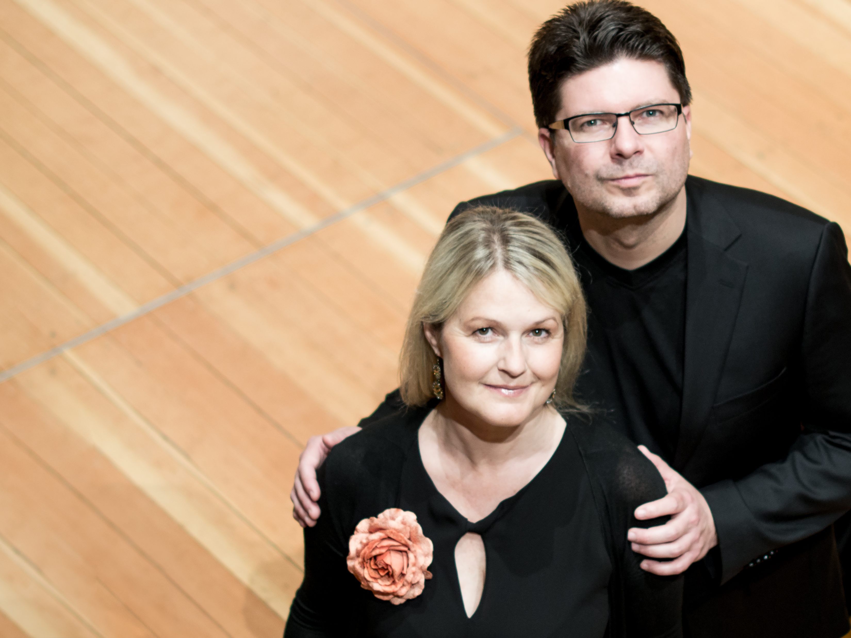 Weihnachtsstimmung am Saumarkt mit den Konse-Professoren Judith Bechter und Clemens Morgenthaler. Weihnachtsstimmung am Saumarkt mit den Konse-Professoren Judith Bechter und Clemens Morgenthaler.