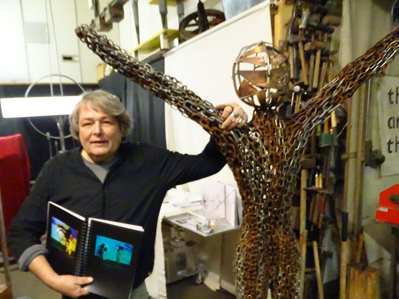 Günther Blenke stellte in seinem Atelier im Kästle-Areal sein Buch Perpetutopium vor.