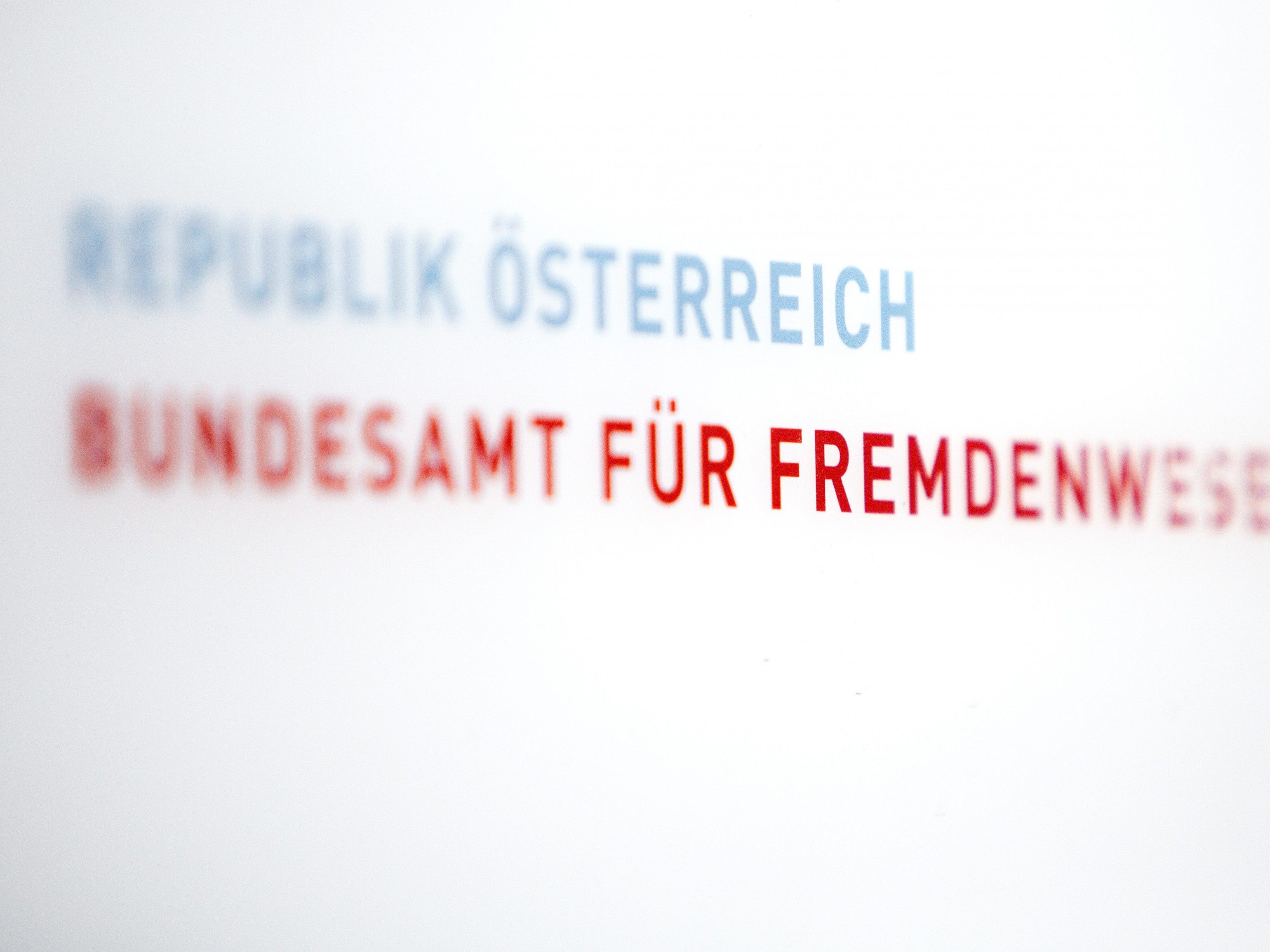 Das Bundesamt für Fremdenwesen und Asyl (BFA) habe den Asylantrag (in erster Instanz) abgewiesen.