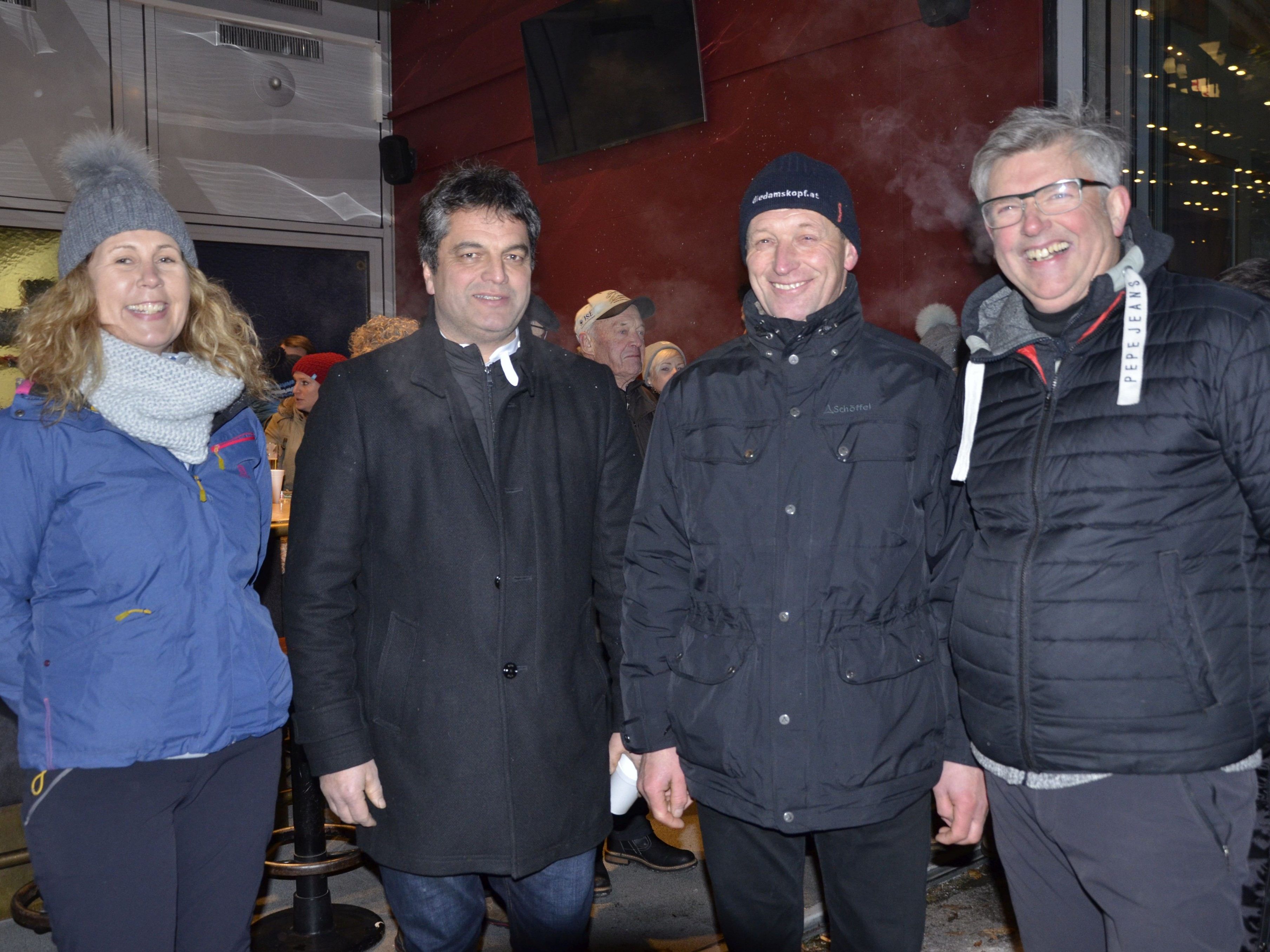 Evelyne Oberhauser Bergbahnen Diedamskopf, Andreas Simma BM Au, Walter Beer BM Schoppernau und Organisator Martin Strolz eröffneten das Schneegestöber Evelyne Oberhauser Bergbahnen Diedamskopf, Andreas Simma BM Au, Walter Beer BM Schoppernau und Organisator Martin Strolz eröffneten das Schneegestöber