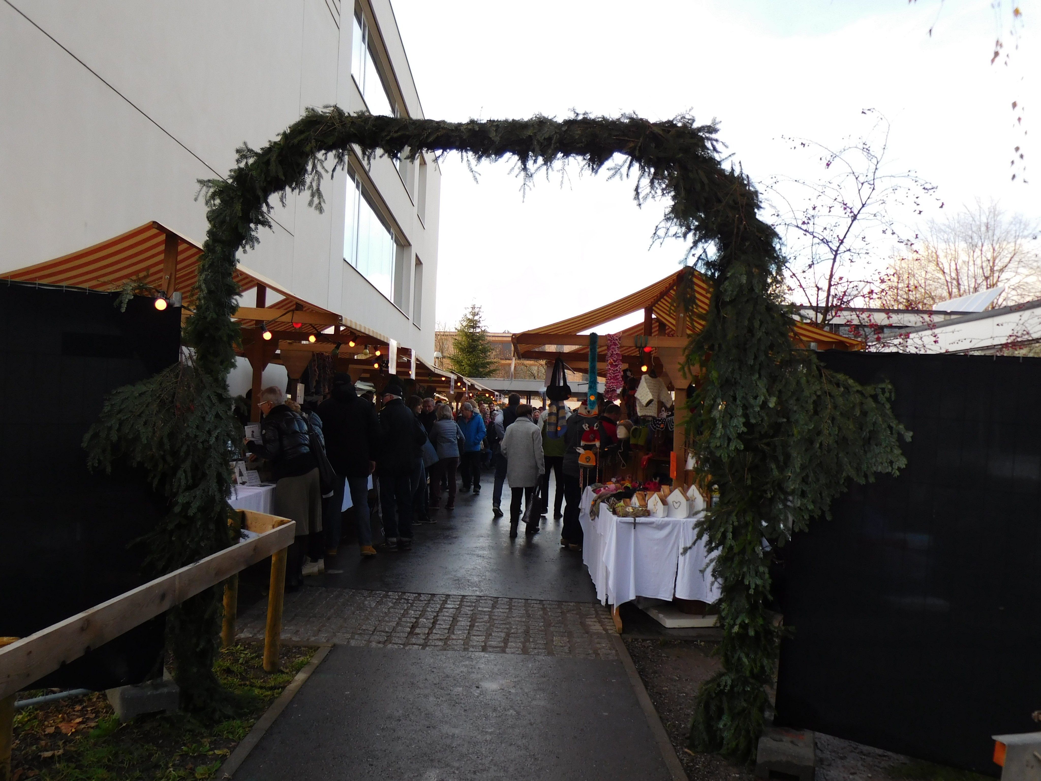 Der Weihnachtsmarkt lockte wieder zahlreiche Besucher  auf den VS Pausenhof
